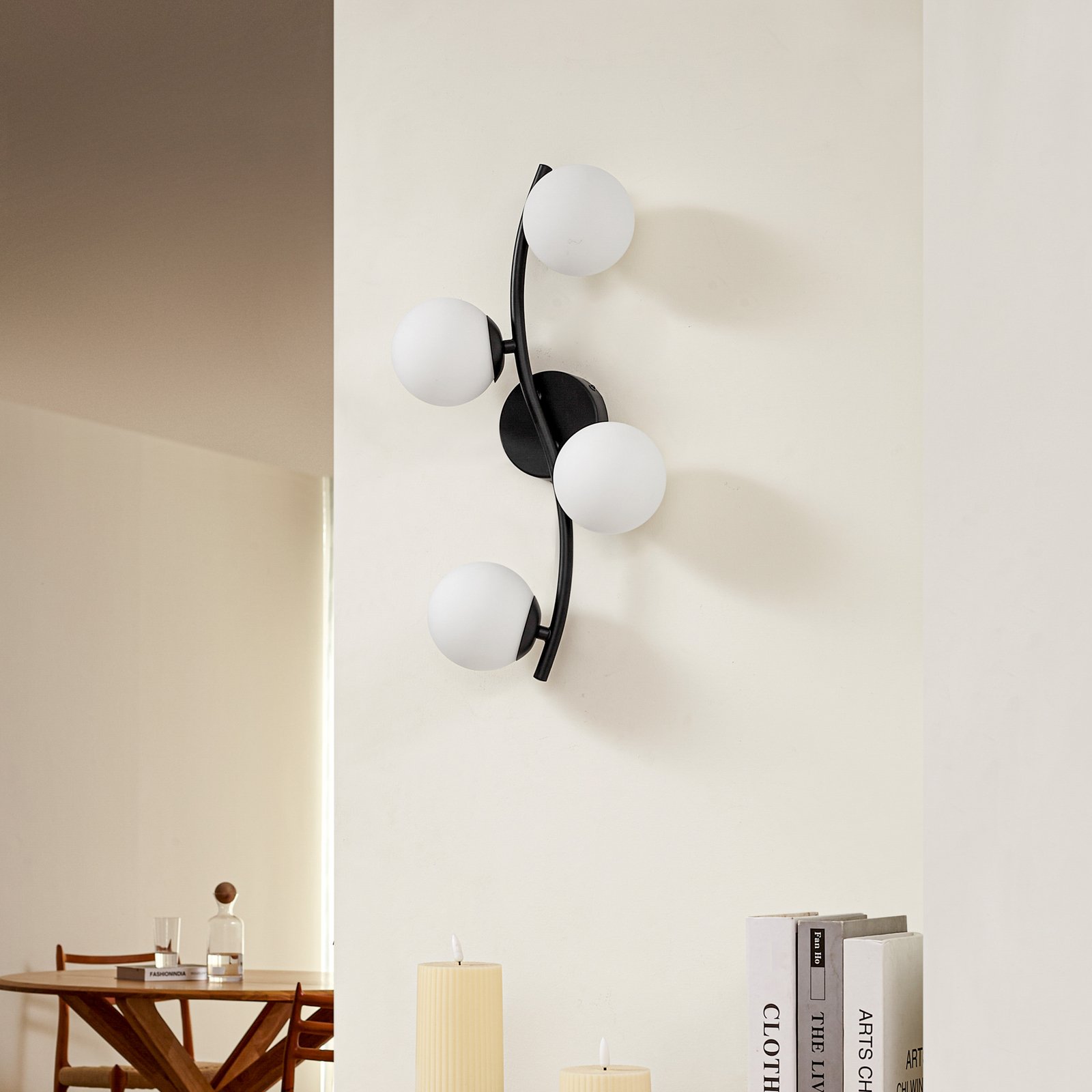 Lindby vägglampa Josiana, opal/svart, 48 cm, kula, glas