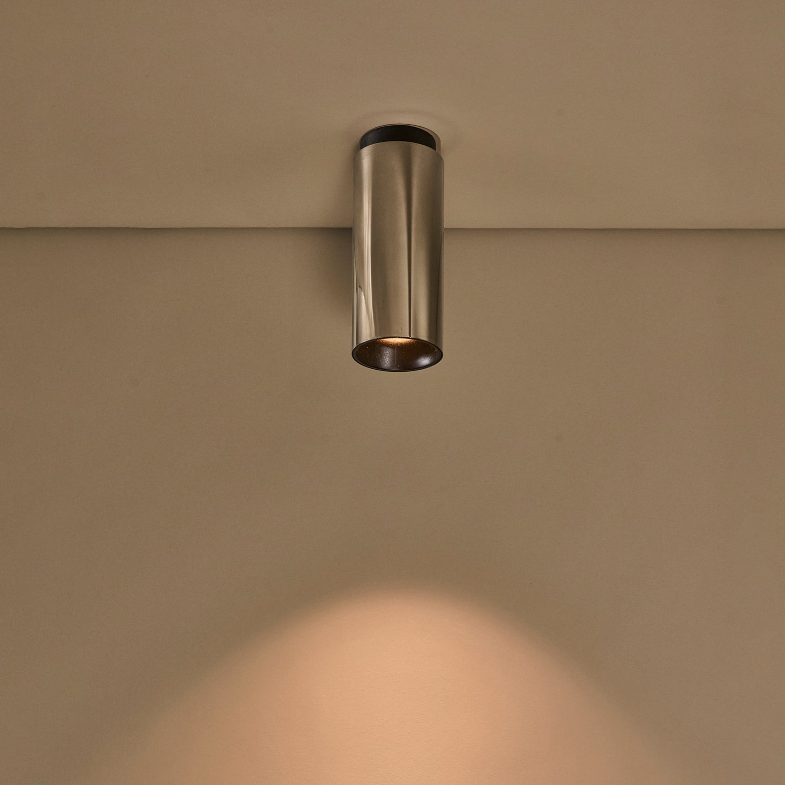 Plafoniera Tobo orientabile in diagonale, Ø 8,5 cm, nichel - DCW