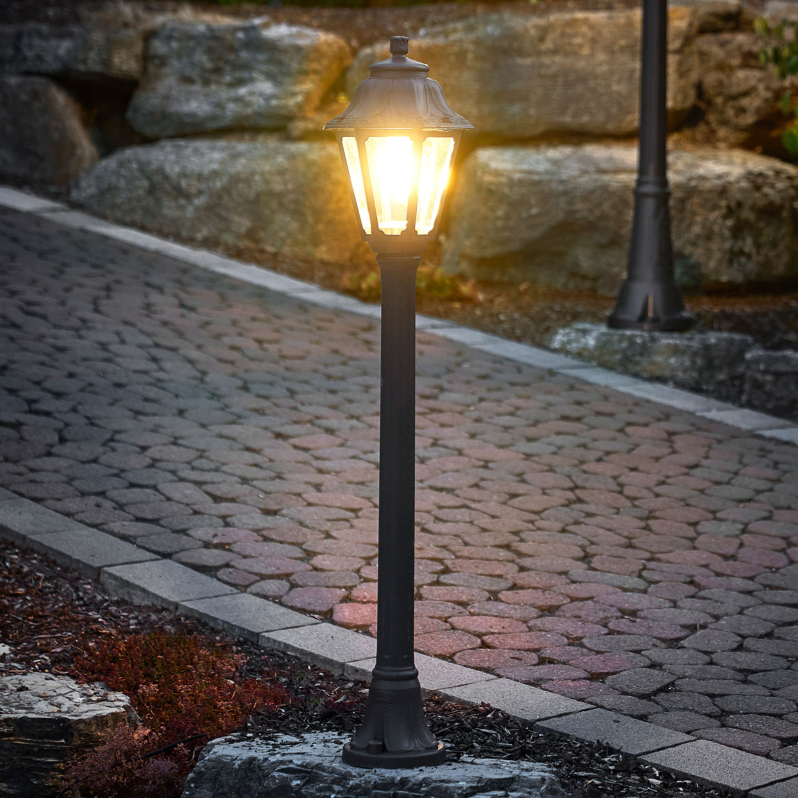 Fumagalli Black LED path light Mizar Anna seawater-resistant, cast resin, PMMA, E27, 6 W, energy efficiency: A+, H: 110 cm