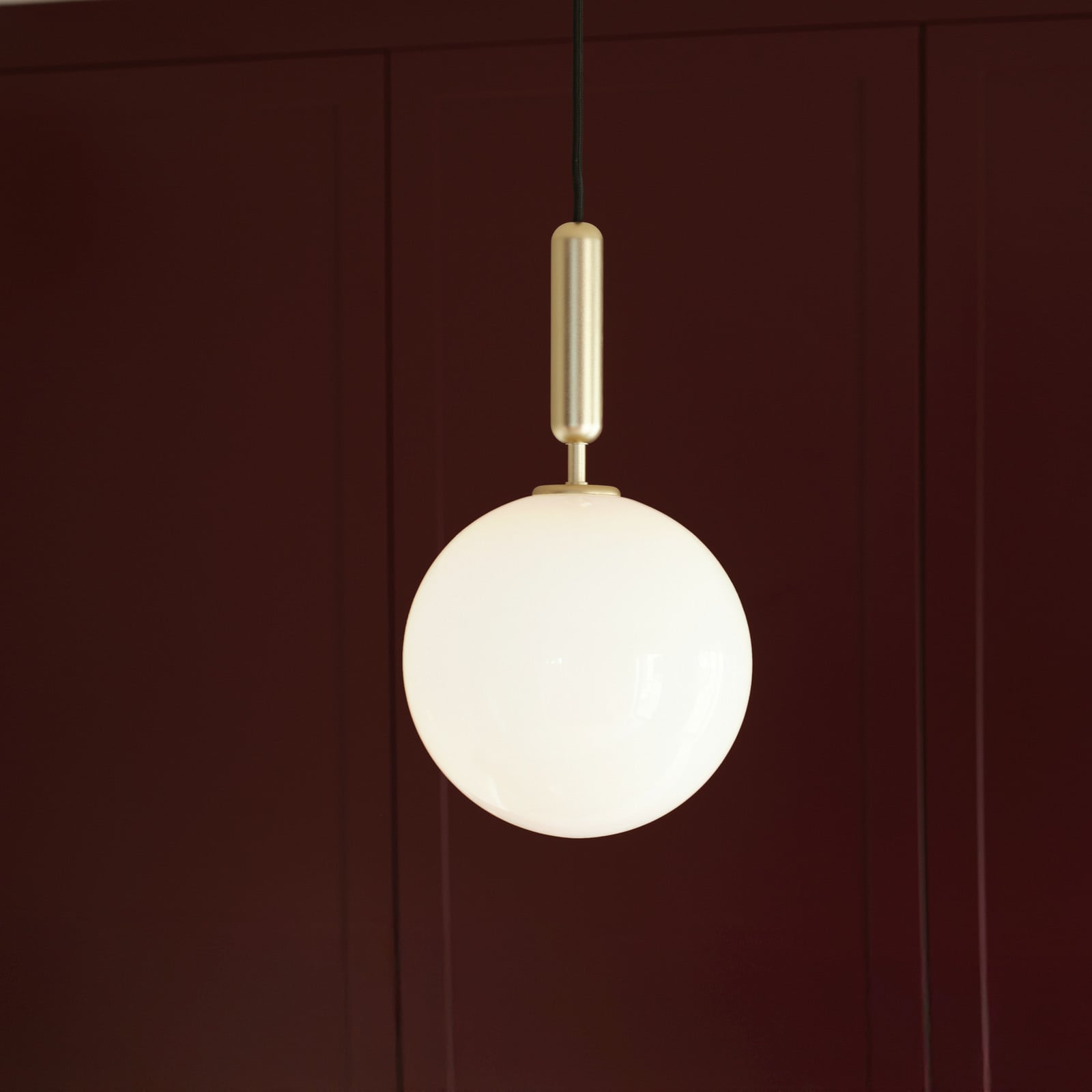 Miira 1 Pendel Large Brass/Opal White Miira 1 Large Nuura Aps - Stue - Design - Glas - Kugle billede