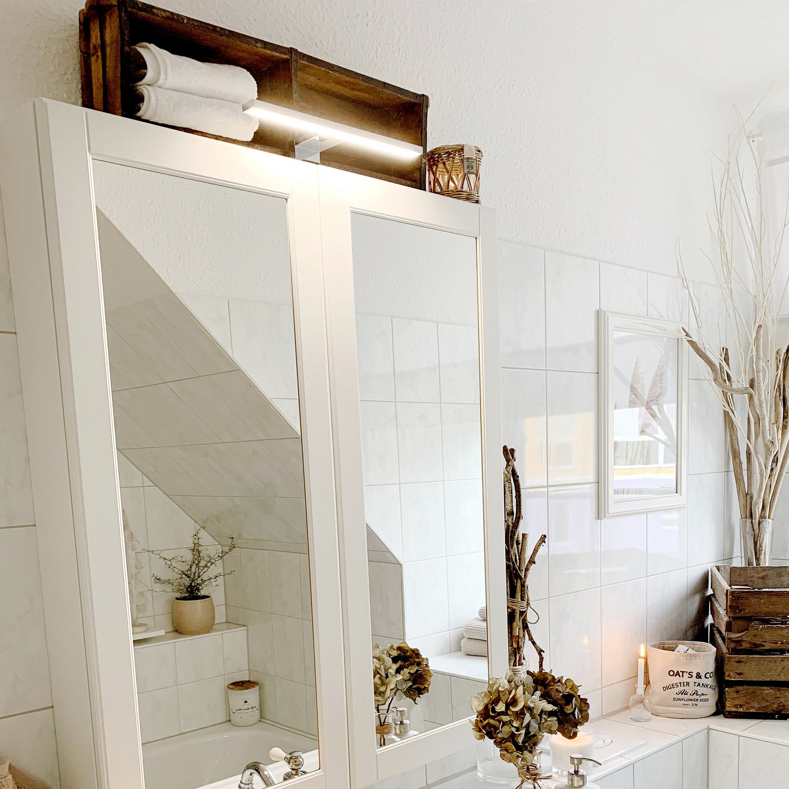 LED-ogledalo Mira, širina 30 cm, krom, kovina, 4.000 K LED-ogledalo Mira, širina 30 cm, krom, kovina, 4.000 K