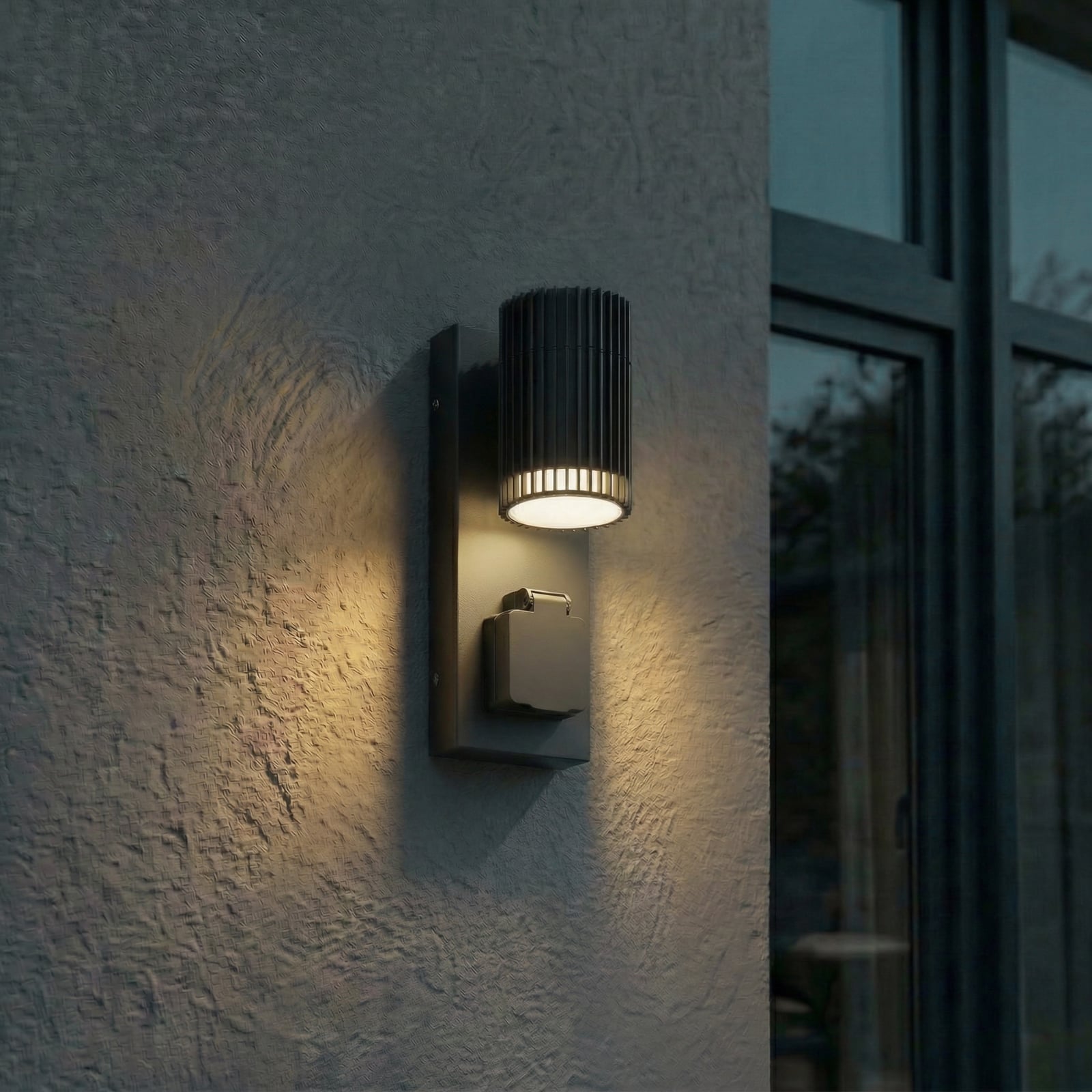 Enerio Außenwandleuchte, IP44, GU10, schwarz, Steckdose, Aluminium - Lindby