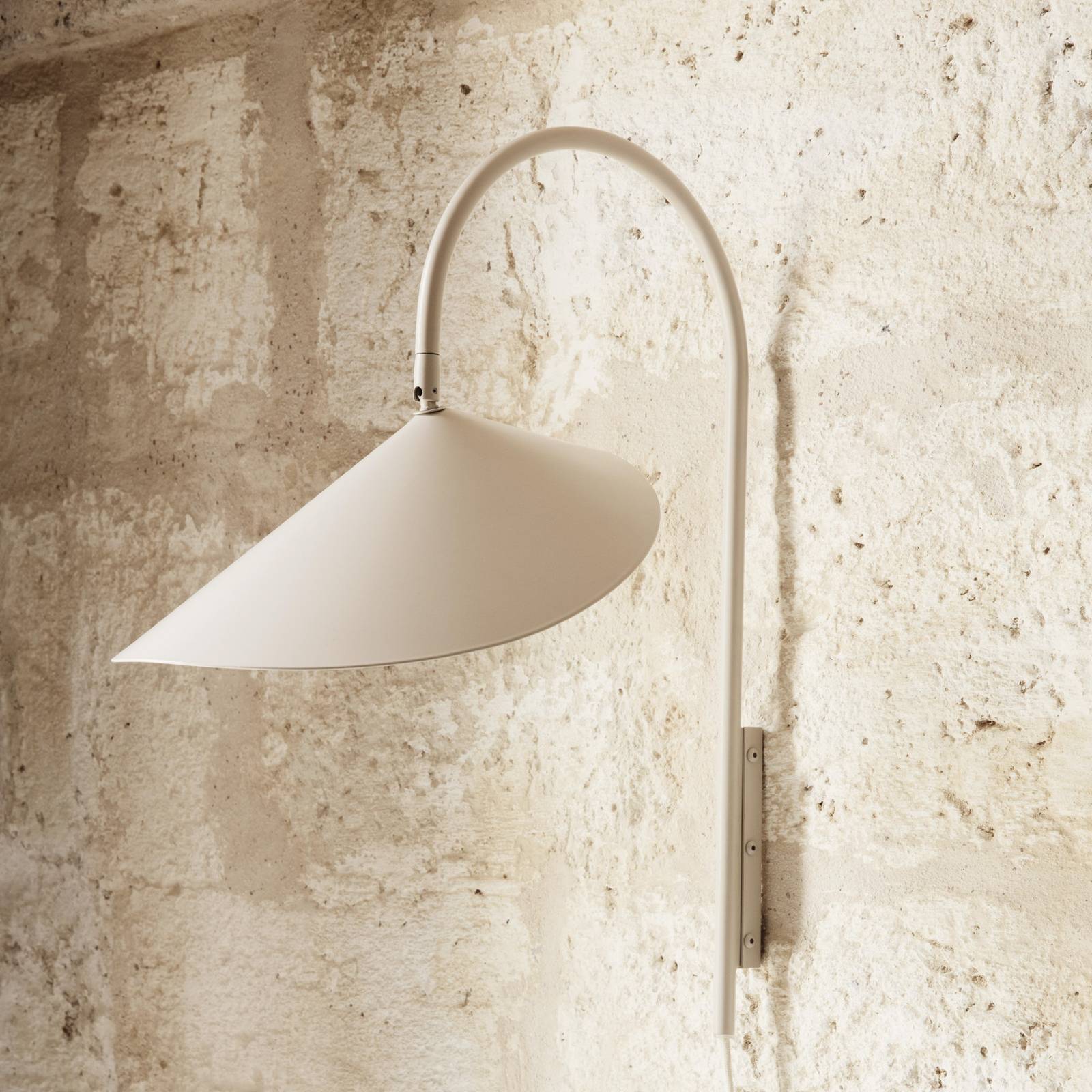 ferm LIVING Arum Svingbar vegglampe beige 47 cm støpsel