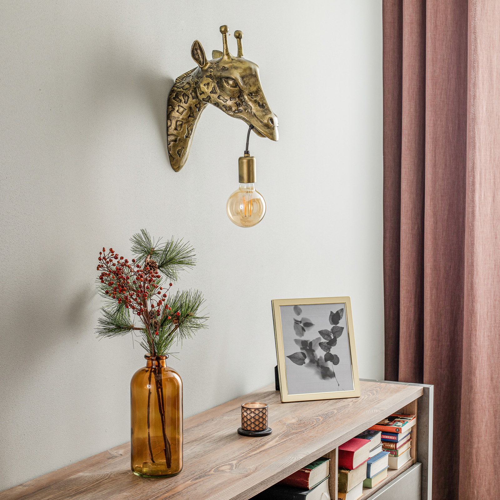 Lindby wandlamp Nirvathia, giraffe, messingkleurig, metaal