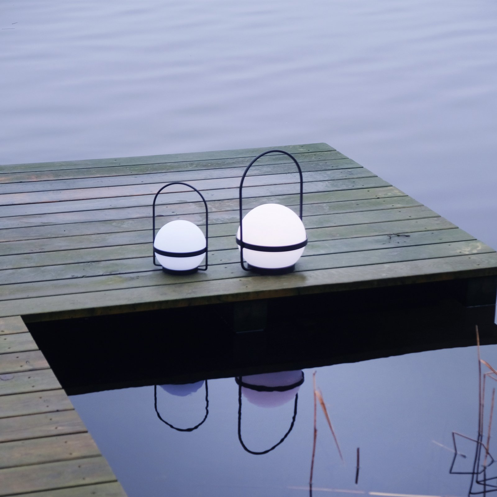Dyberg Larsen aurinkokäyttöinen LED-lamppu Summer, valkoinen/musta korkeus 26 cm