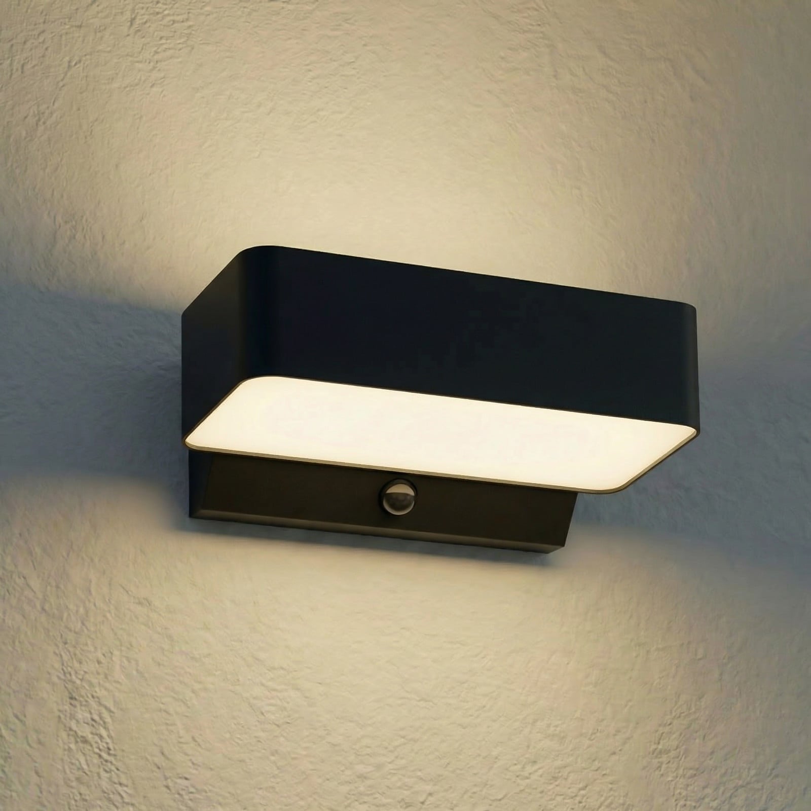 Fando LED-utomhusv&auml;gglampa, antracit, 22,5 cm, sensor, IP44 &ndash; Lindby - Aluminium - Vinklad
