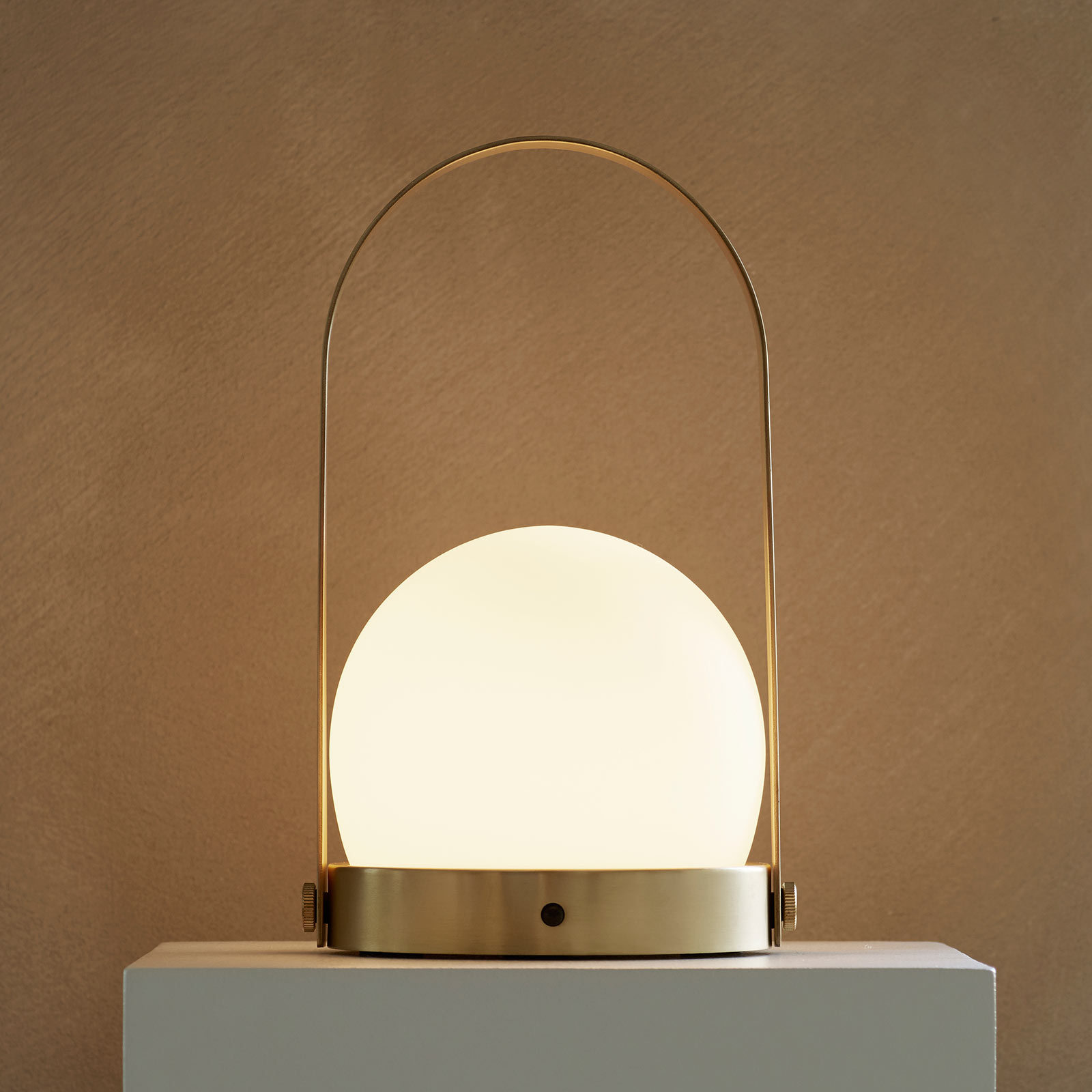 Audo Carrie lampada LED deco, caricabile, ottone