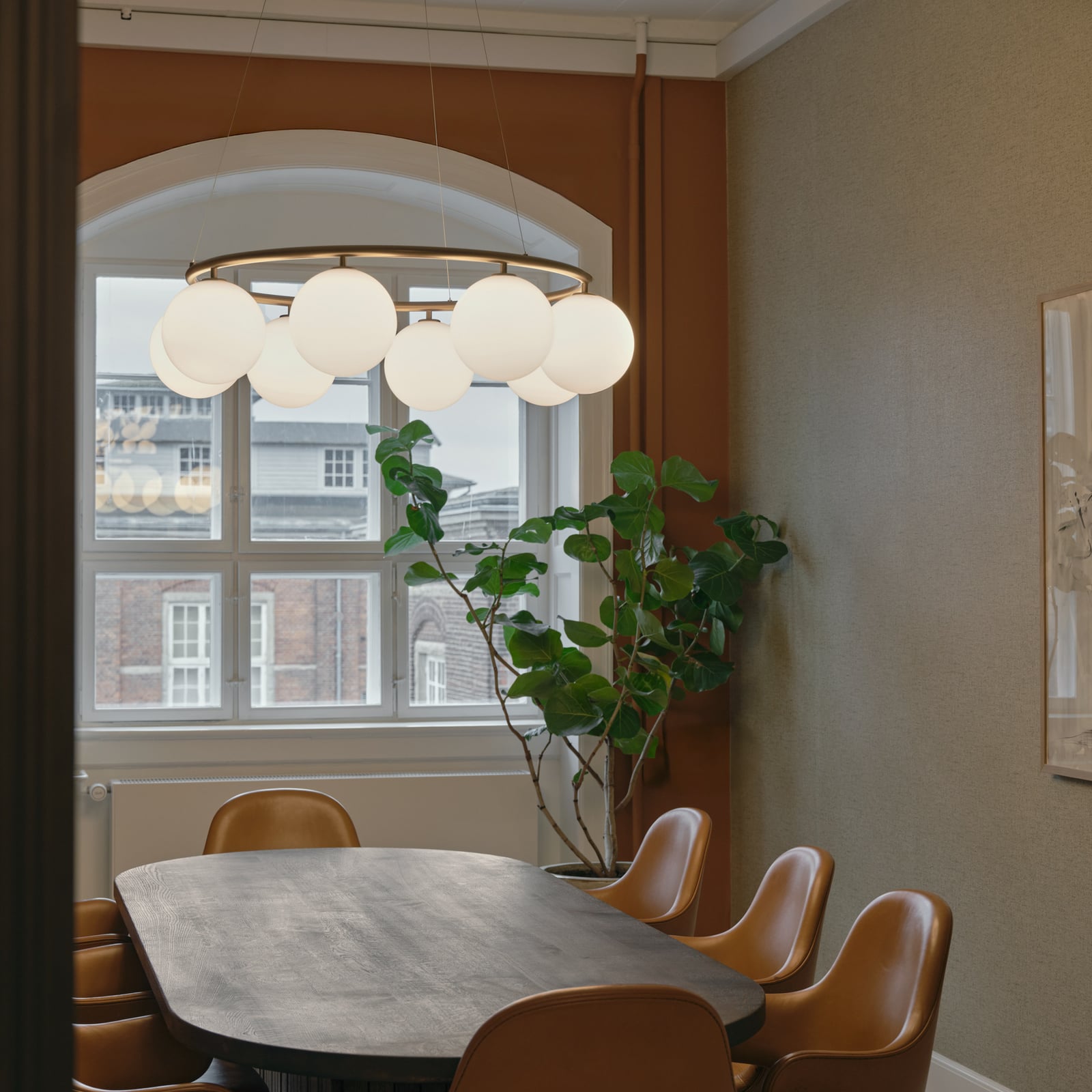 Miira 8 Circular lysekrone, messing/opal, Ø 100 cm - Nuura