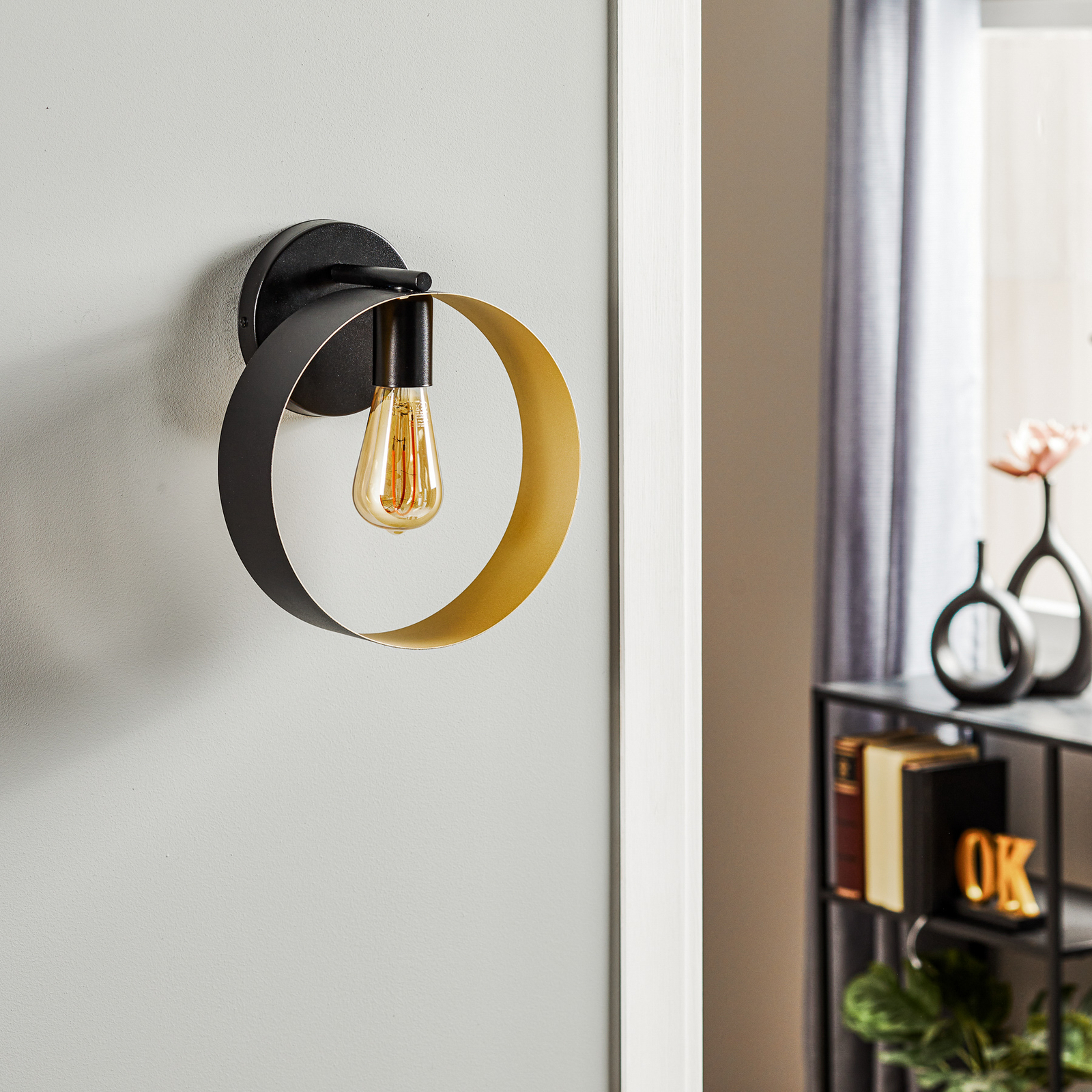 Hula wall light in ring design, black/gold