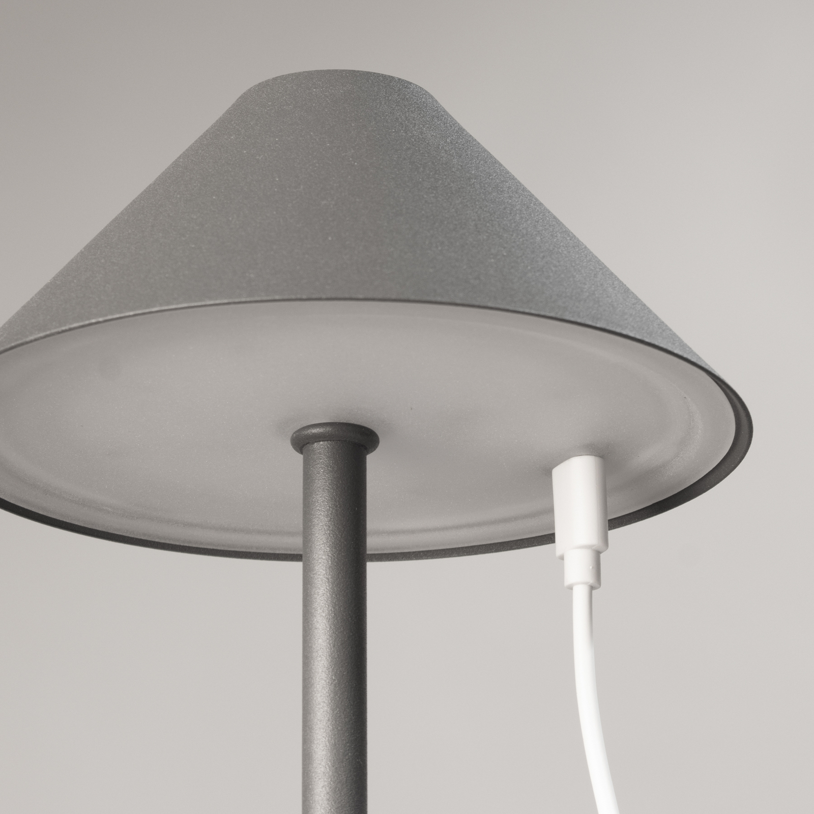 LED-Akku-Tischlampe Prato, sandgrau, Höhe 25 cm Metall, IP54