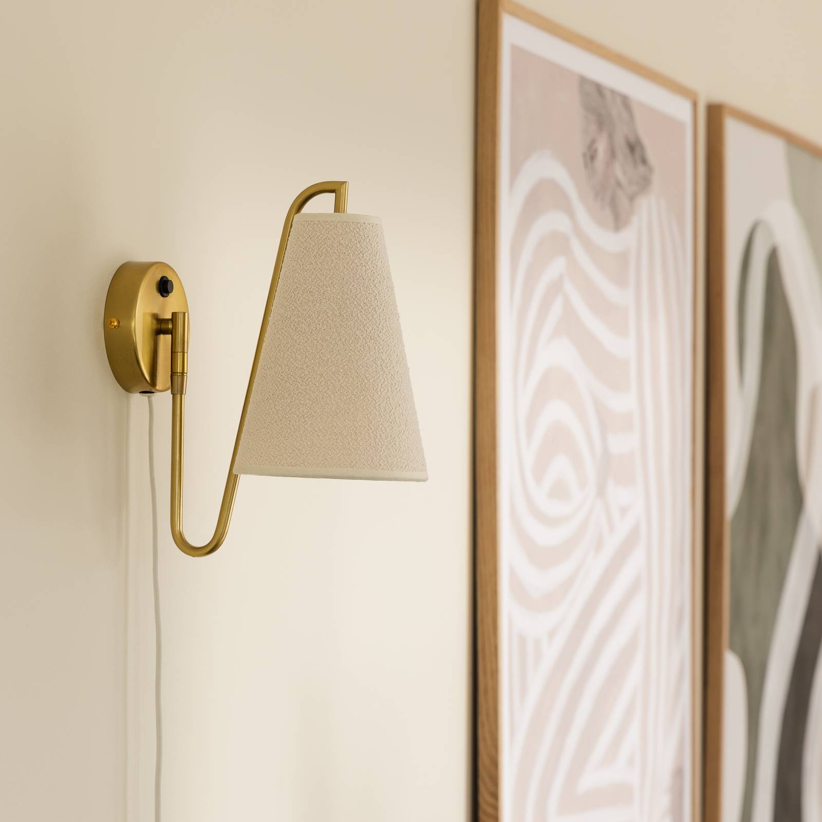 Globen Lighting Wandleuchte Lou Bouclé, weiß/messing, Stoff günstig online kaufen