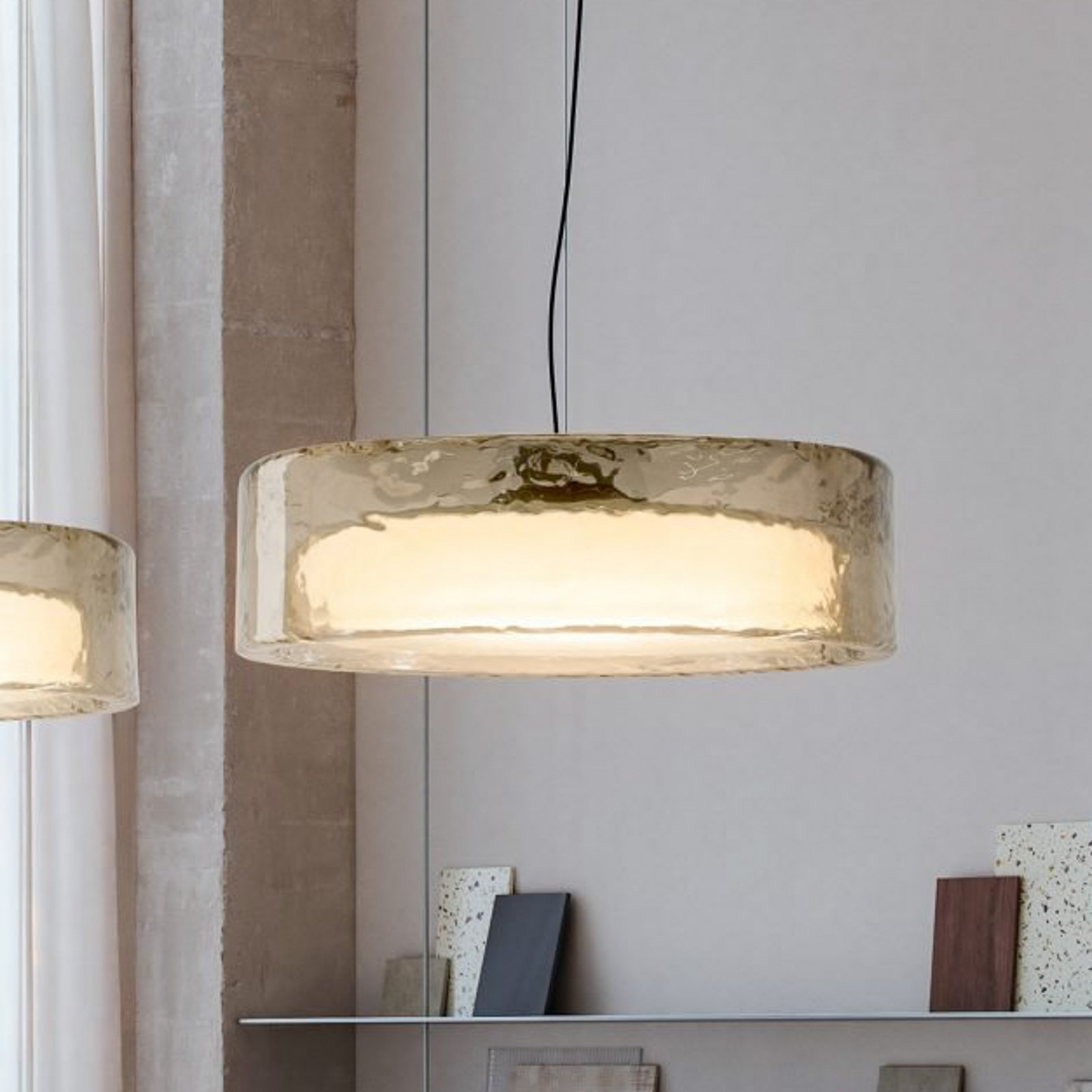 Candeeiro suspenso LED MARSET Ringo, Ø 70 cm, cinzento fumado, plástico