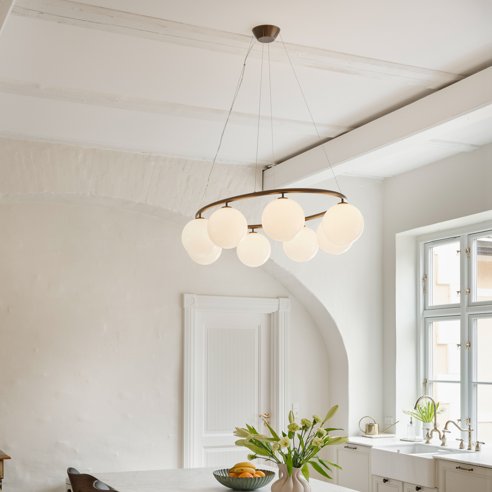 Lustre ovale Miira 8, bronze/opale, à 8 lampes - Nuura