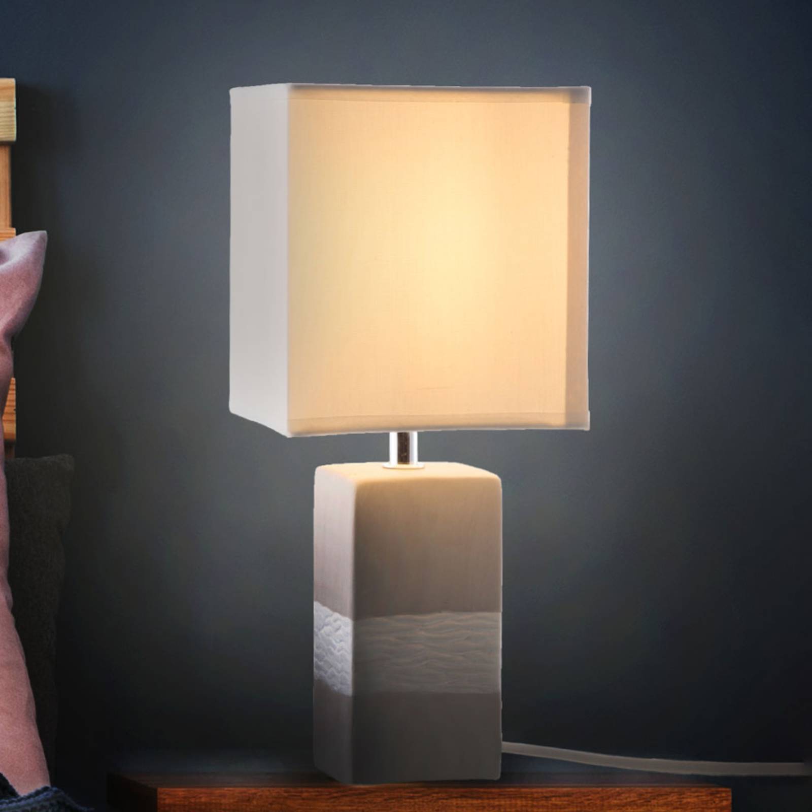 Bordslampa Creto med kantig skärm och fot