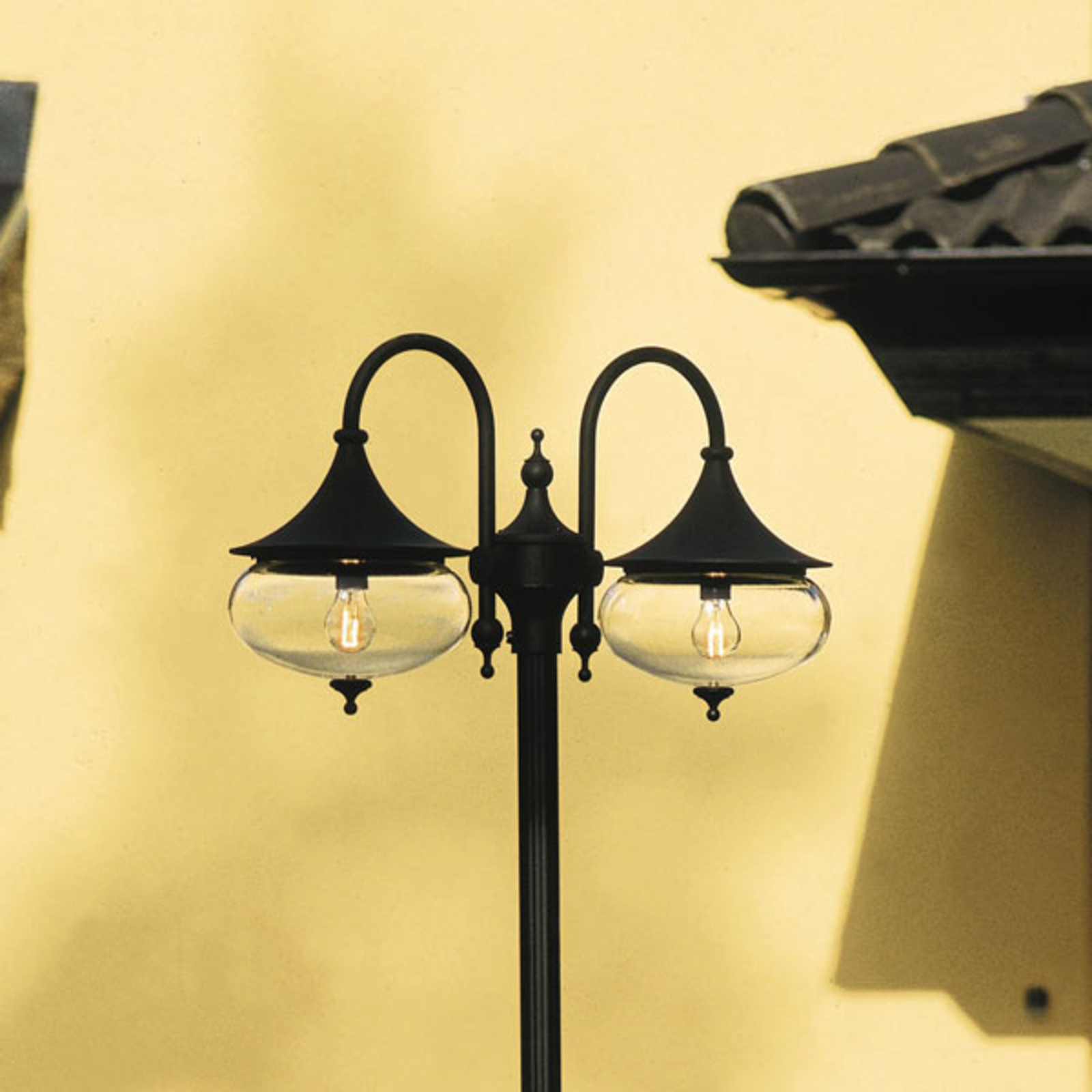 2-bulb Libra lamp post black