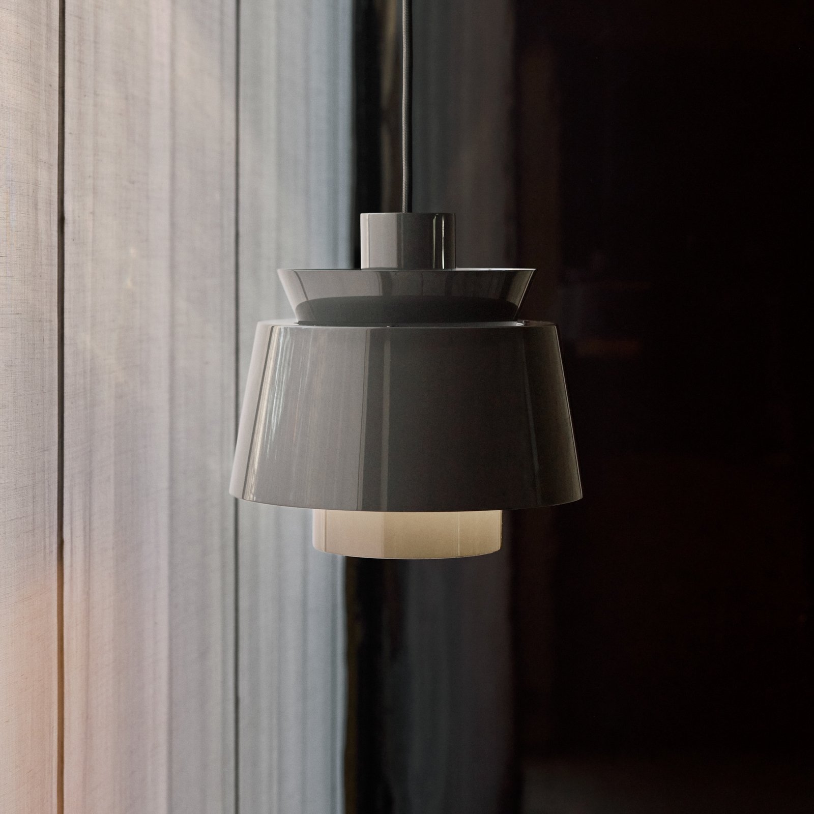 Suspension Utzon JU1, Ø 22 cm, gris pierre - &TRADITION Suspension Utzon JU1, Ø 22 cm, gris pierre - &TRADITION