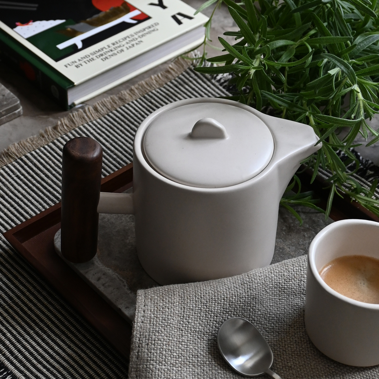 Dzbanek do herbaty Native, wysokość 11 cm, kamień/drewno, biały – 101 Copenhagen