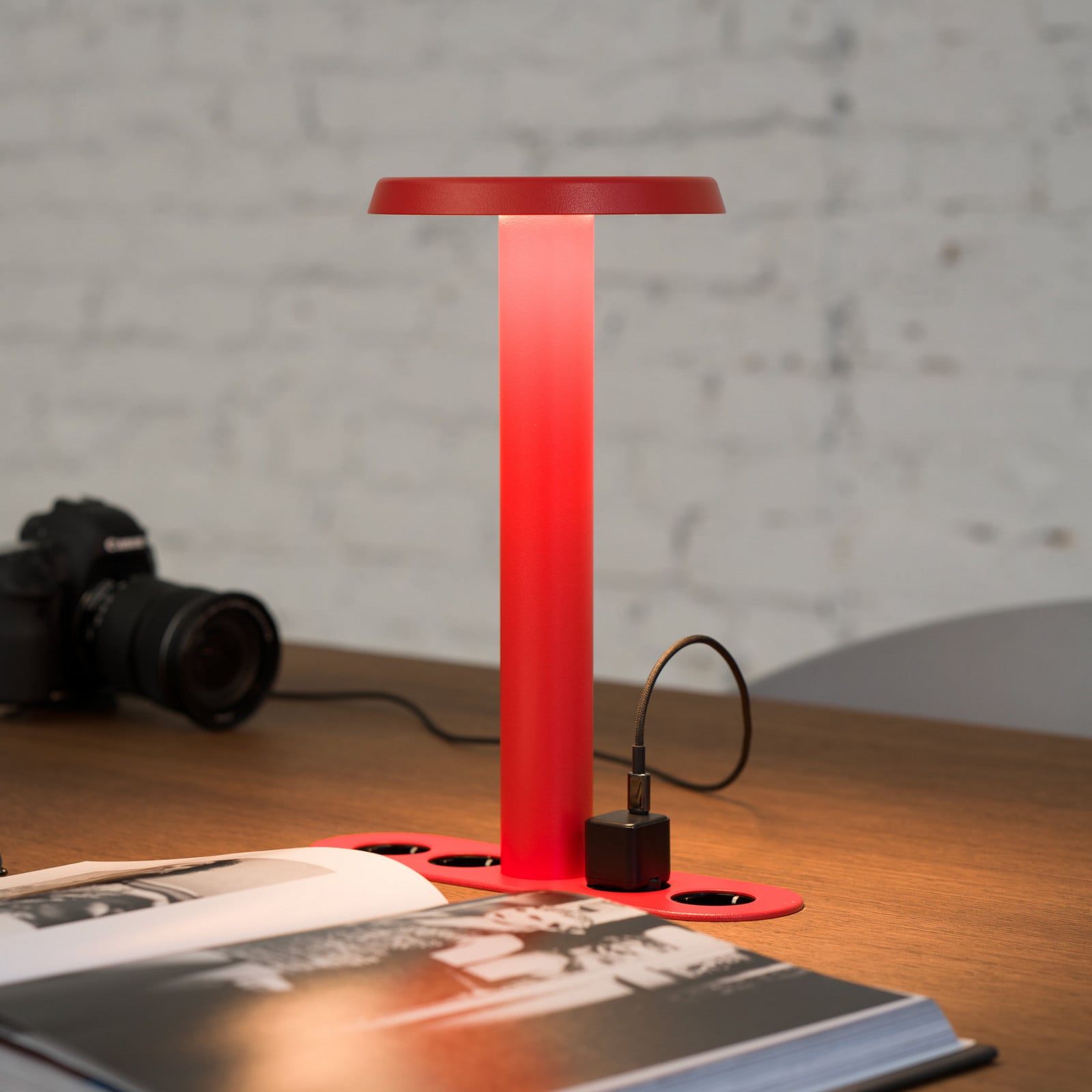 NOMAD LAMP 02 bordslampa, ljusr&ouml;d, 32 cm &ndash; Forming Function NOMAD COLLECTION - Vardagsrum - Design - Aluminium - Med en ljusk&auml;lla