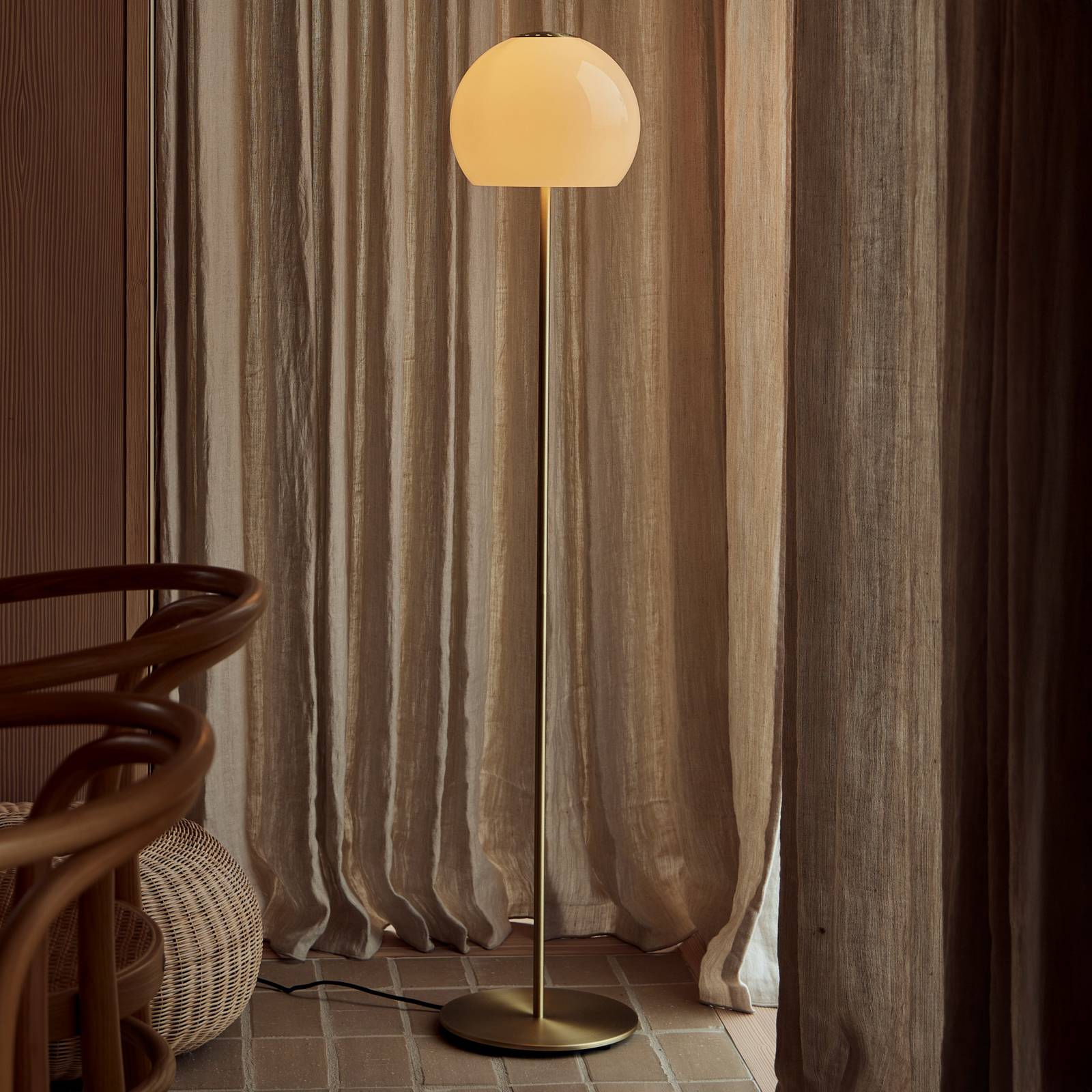 Lampe sur pied FRANDSEN Ball Glass, gris sable, verre, 130 cm, E27