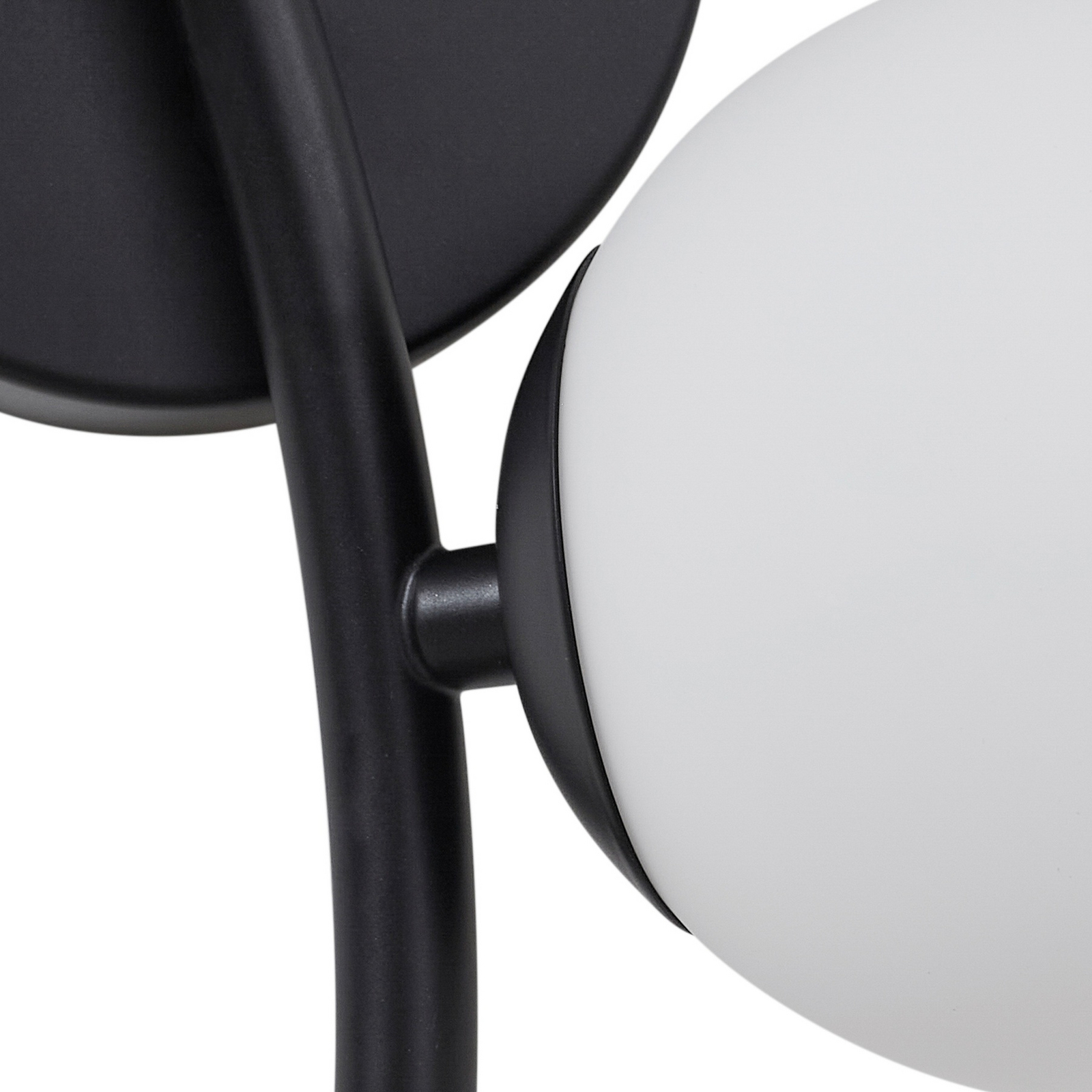 Josiana væglampe, opal/sort, kugle, glas - Lindby