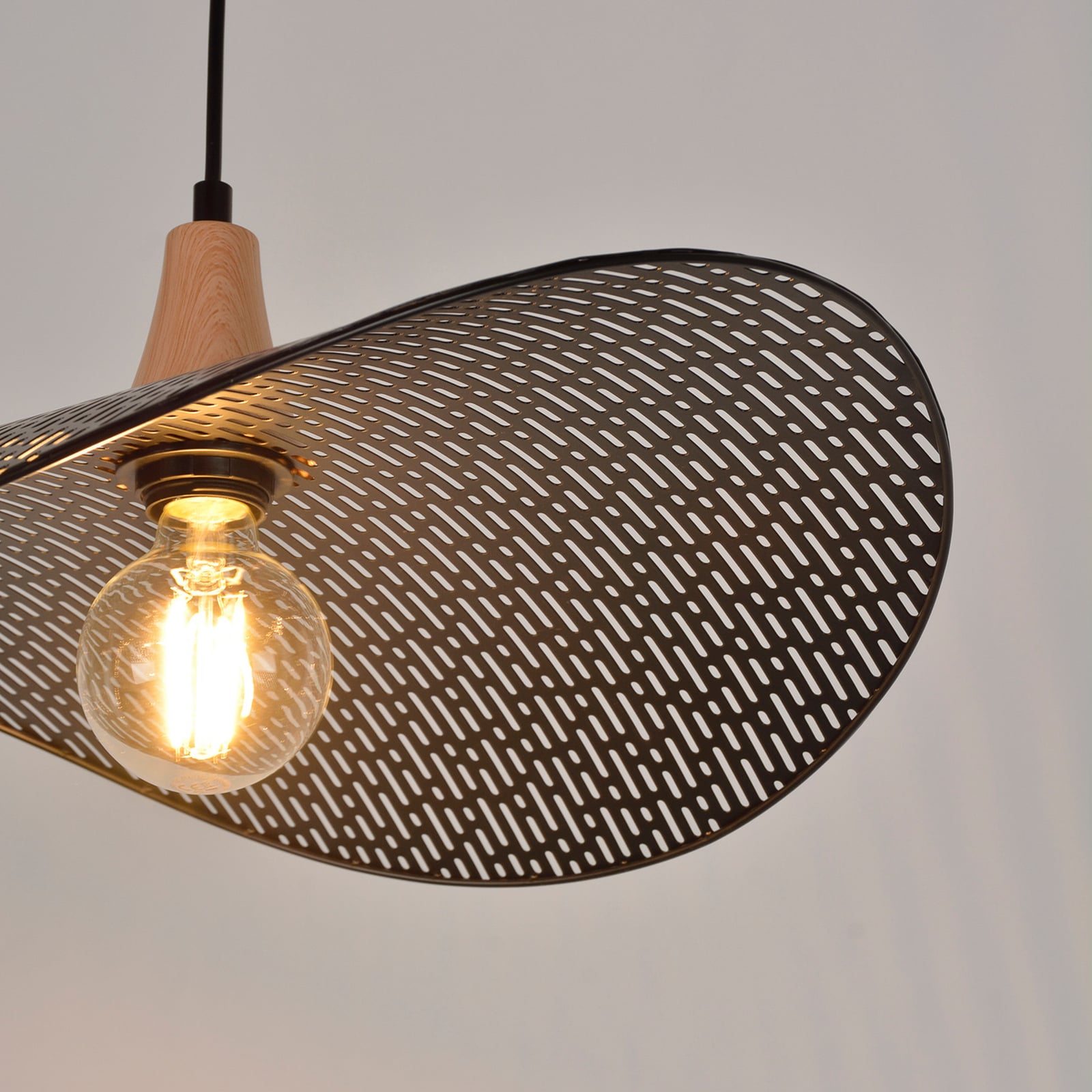 Pakabinamas šviestuvas „Honu“, juodos spalvos, skersmuo 48 cm, metalinis