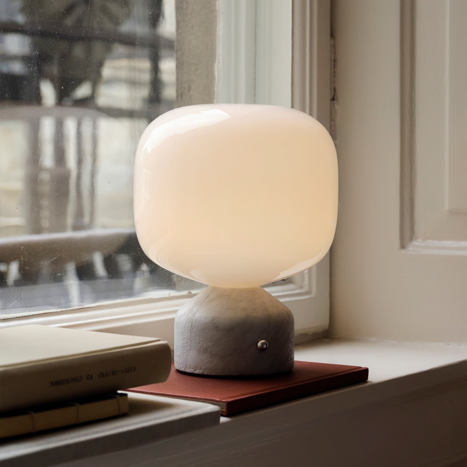 Meemo LED-batteridrevet bordlampe, hvid marmor, glas GEJST - Stue - Med én lyskilde