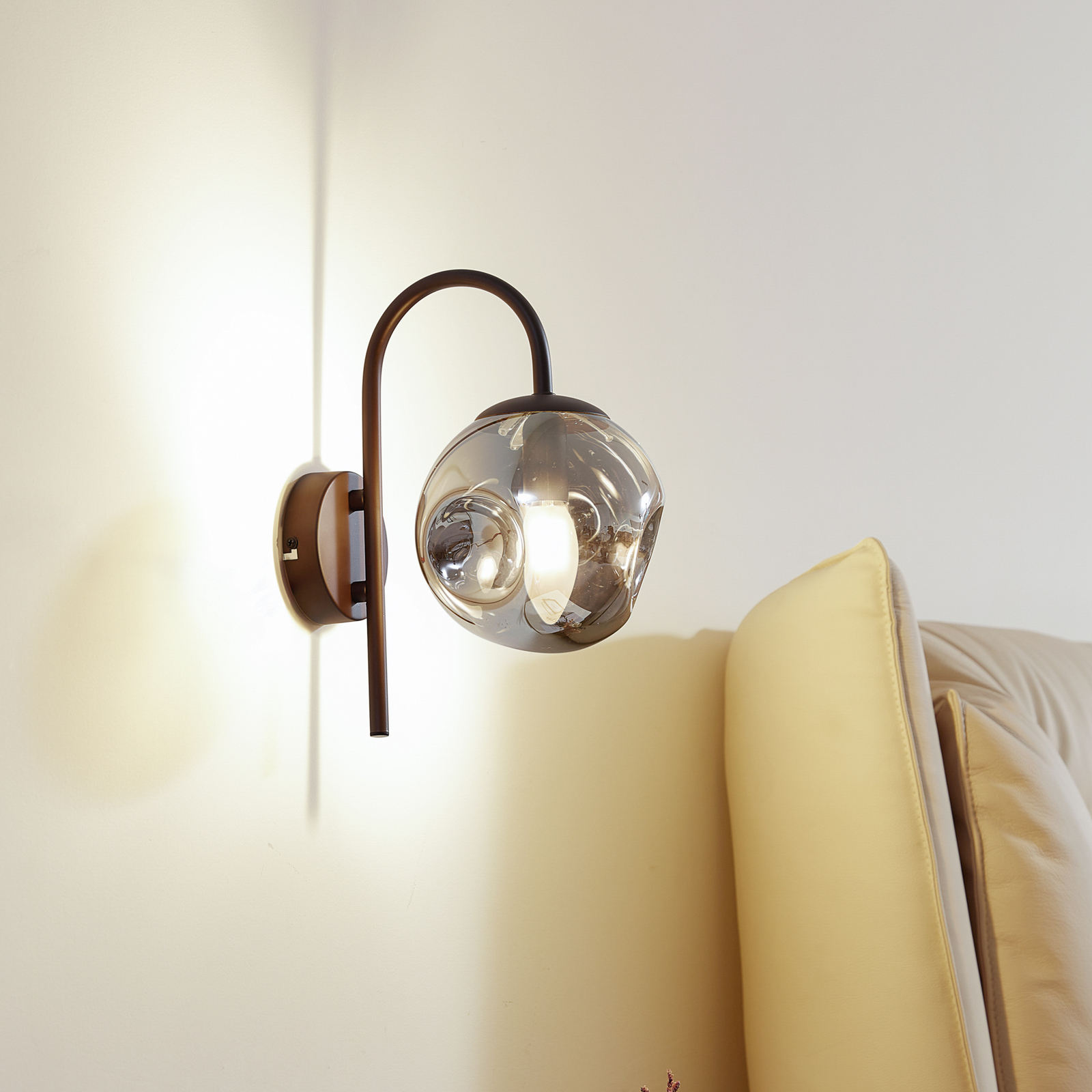 Lindby Valentina wall light made of glass, concave