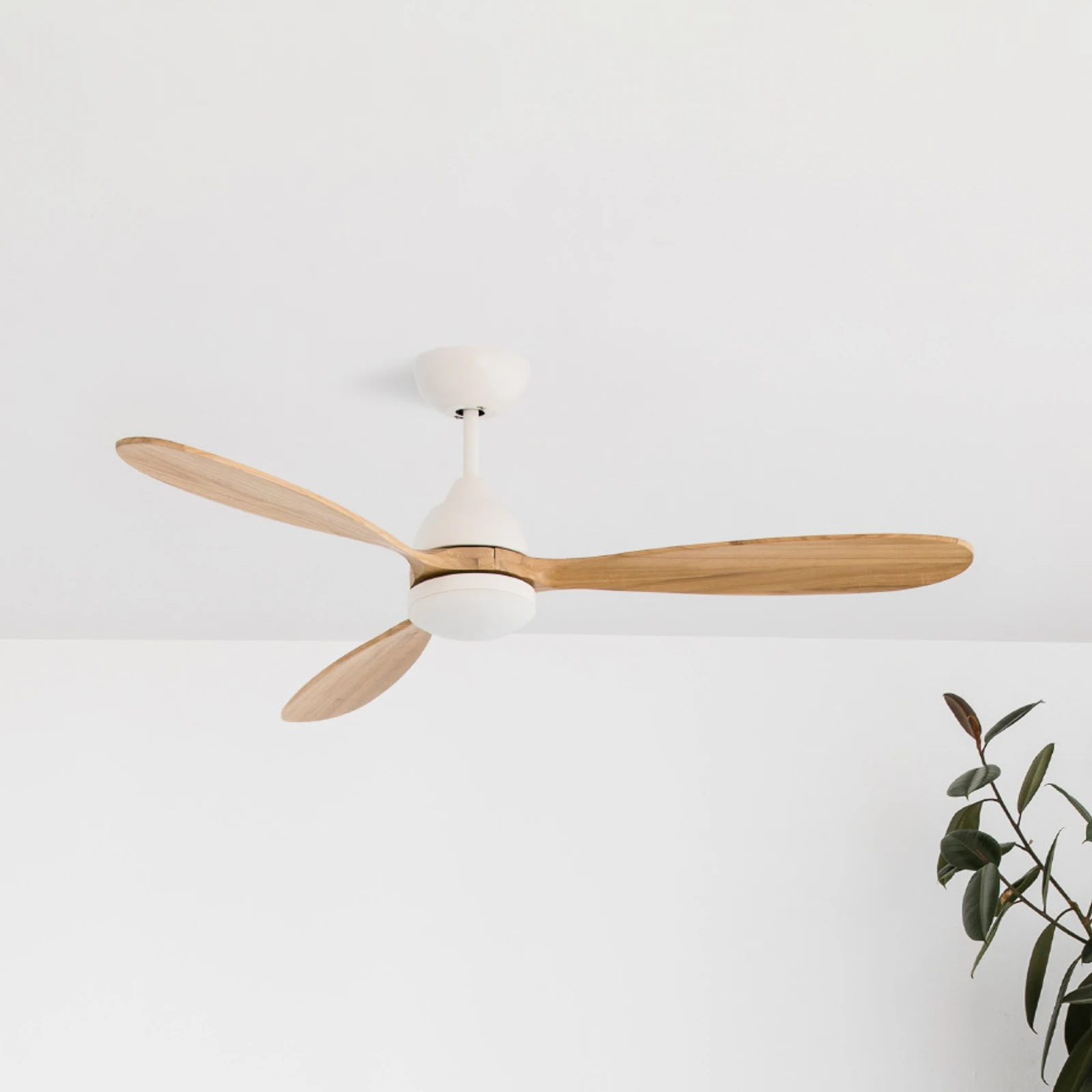 Poros Deckenventilator, LED-Leuchte, Ø 132cm, weiß/Holz hell