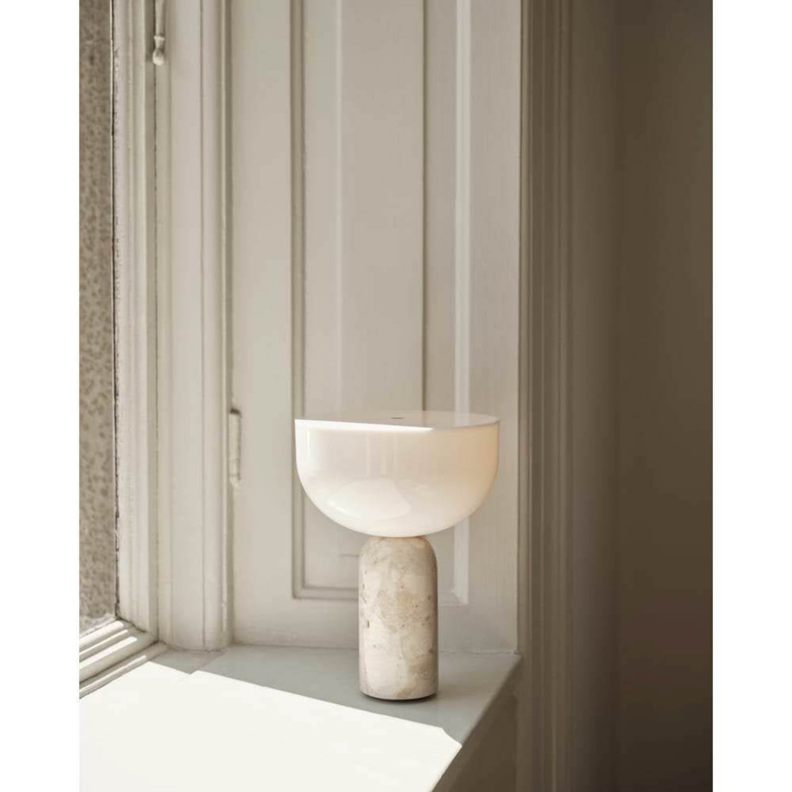 NEW WORKS LED namizna svetilka na baterije Kizu, bež, marmor, z možnostjo