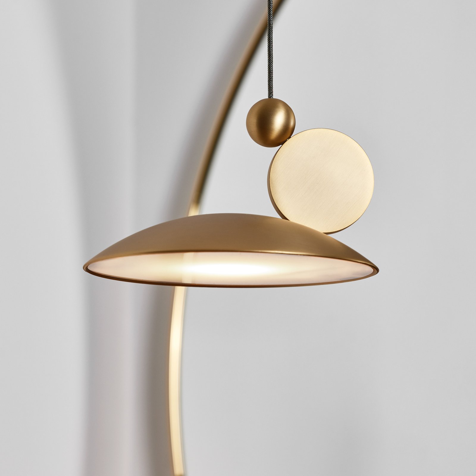 Lámpara colgante LED Equilibrium, Ø 18cm, oro