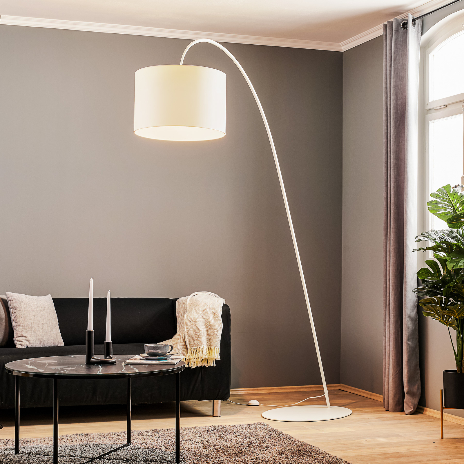 Lampa łukowa Alice z białym kloszem
