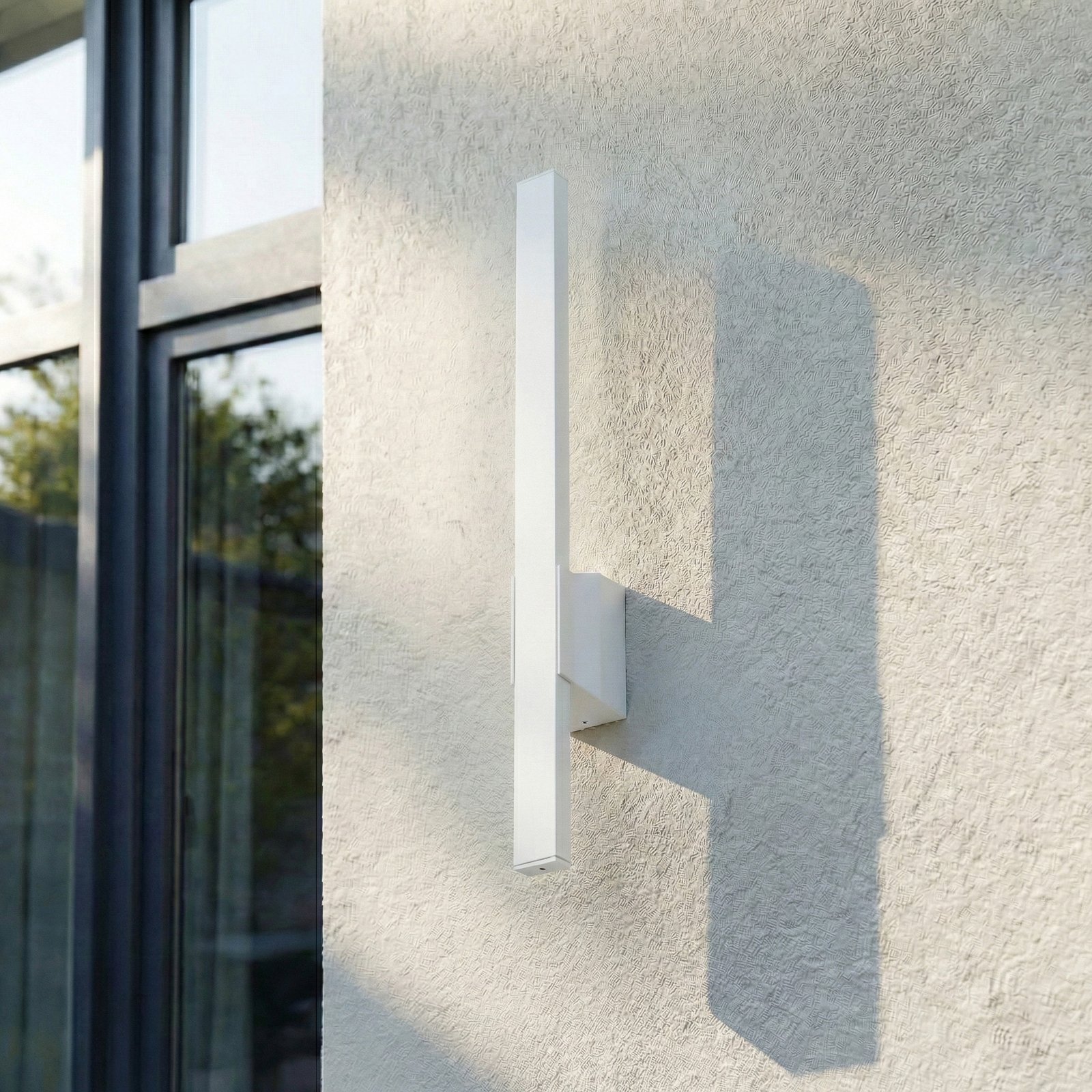 Lindby Candeeiro de parede exterior LED Sakari, branco, alumínio, altura 50 cm