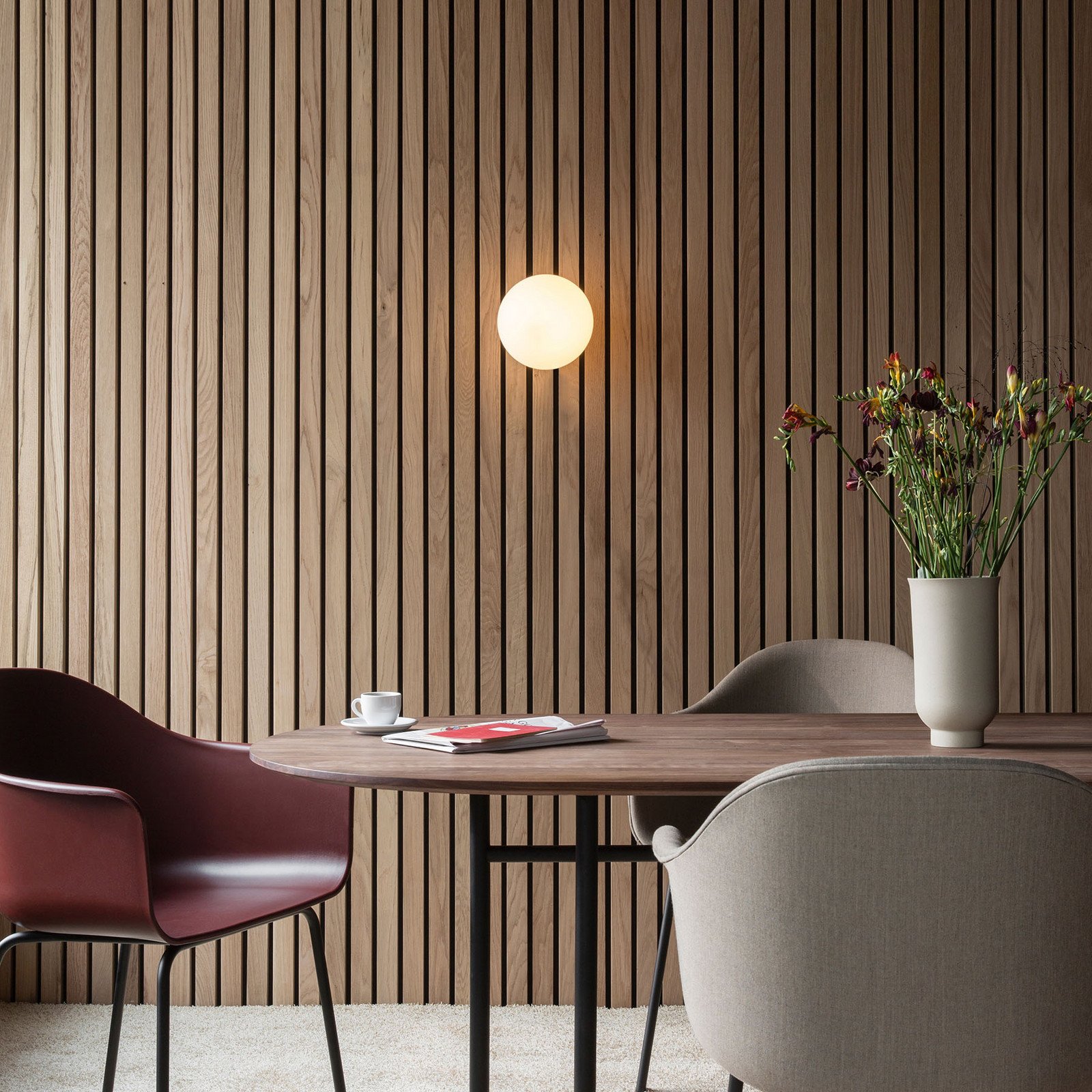 Audo Copenhagen Audo LED plafonieră LED TR Bulb culoare alamă/opal mat - Camera de zi / sufragerie - design - alamă periat alb opal mat - Sticlă