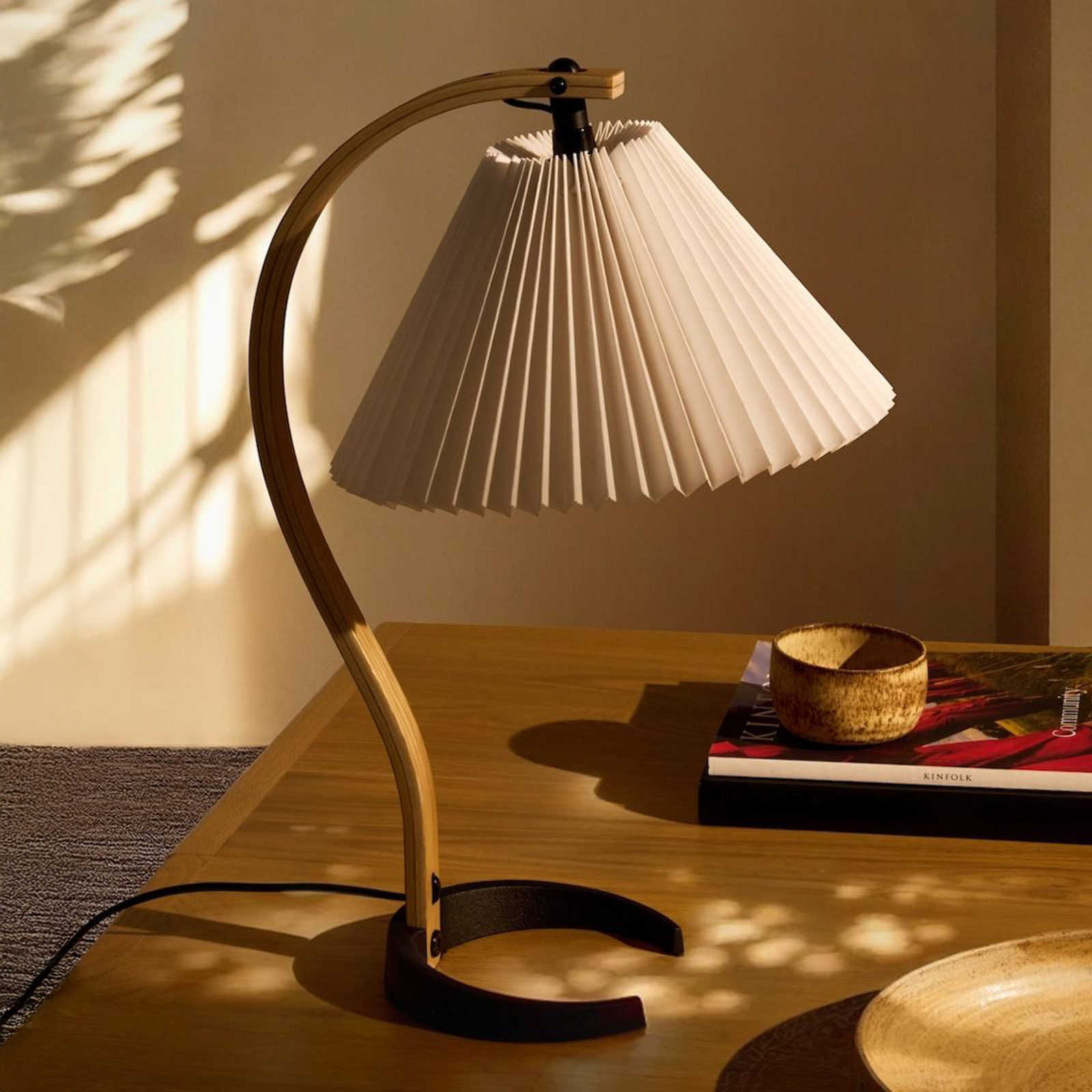 Gubi stolna lampa Timberline, drvo/bijela, lan, V 50 cm