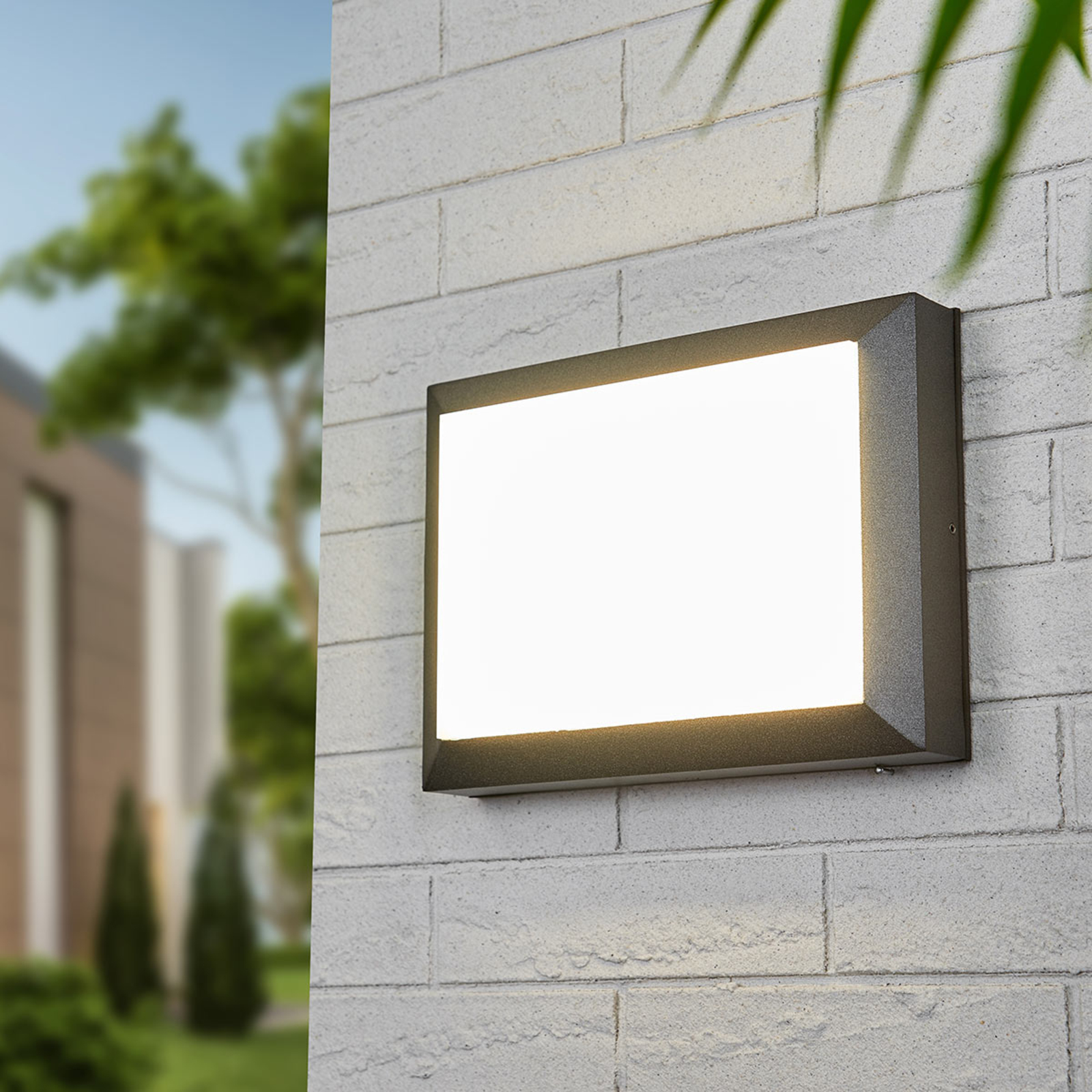LED-utomhusvägglampa Kiran med slagfast skärm