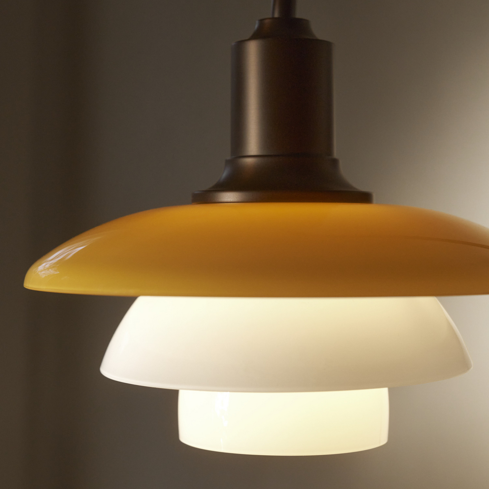 Louis Poulsen wandlamp PH 2/2, uitstrekking 32 cm, amber/wit Louis Poulsen wandlamp PH 2/2, uitstrekking 32 cm, amber/wit