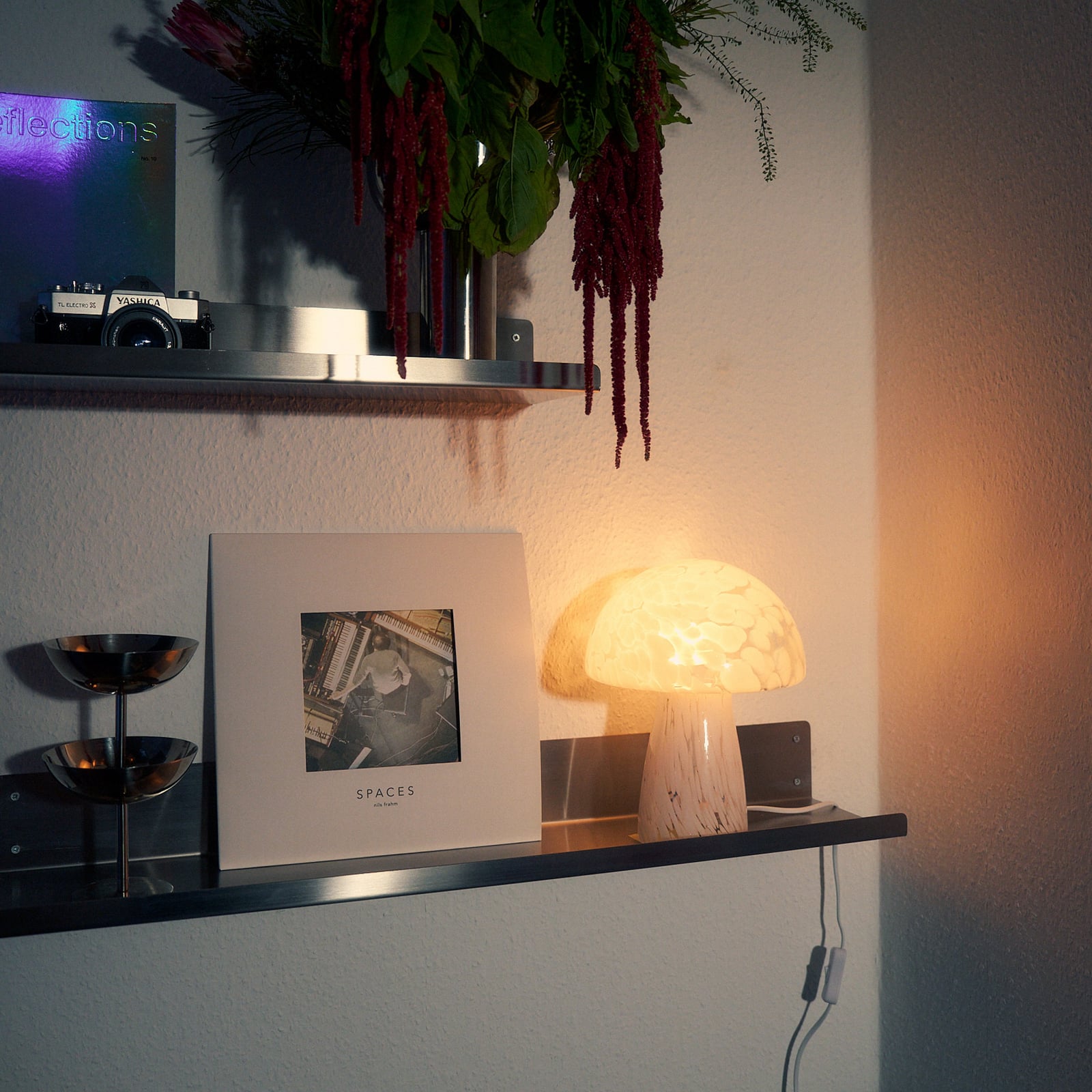 Lindby lampe à poser Hubi, blanc, verre, Ø 22 cm, forme de champignon