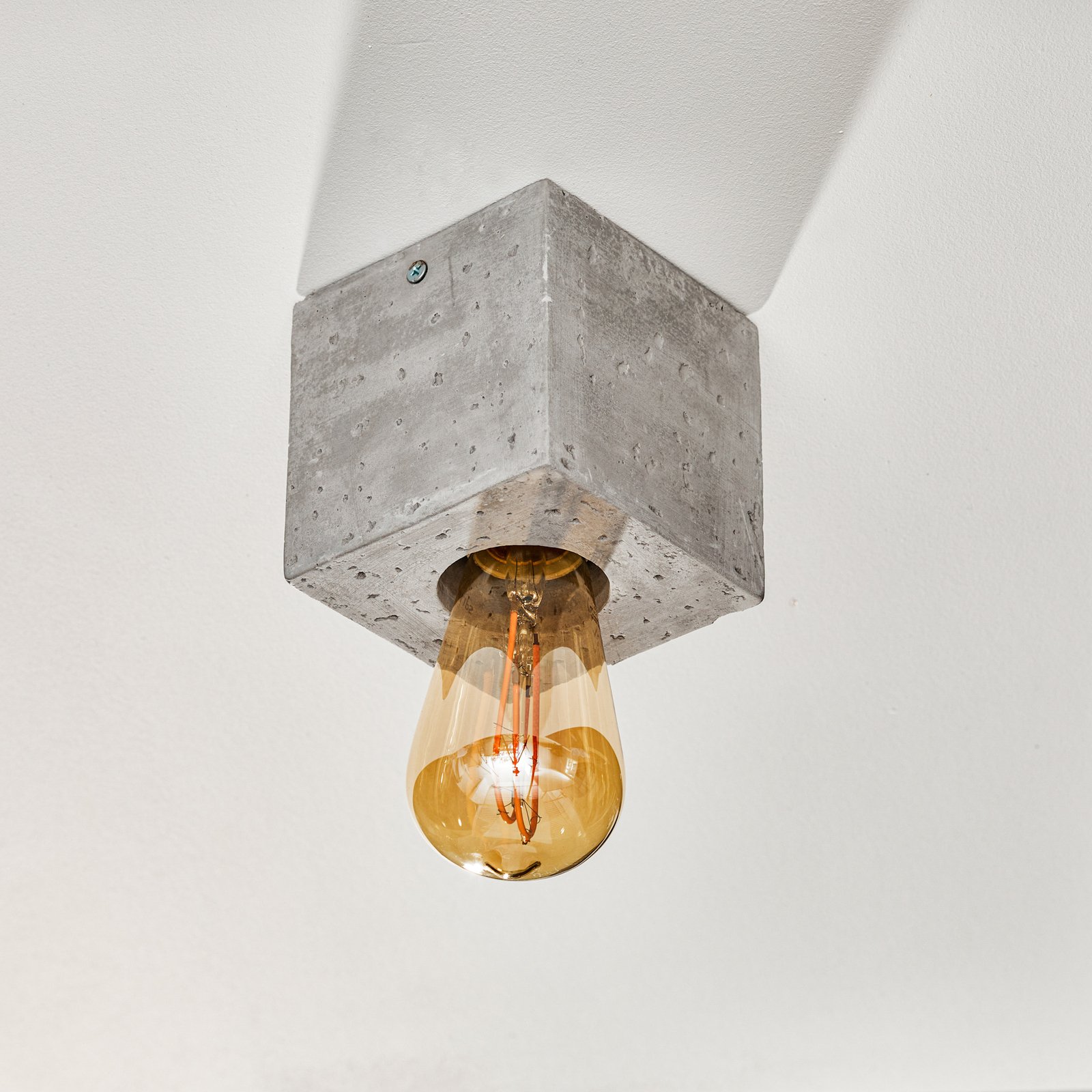 Lampa sufitowa Akira z betonu w formie sześcianu
