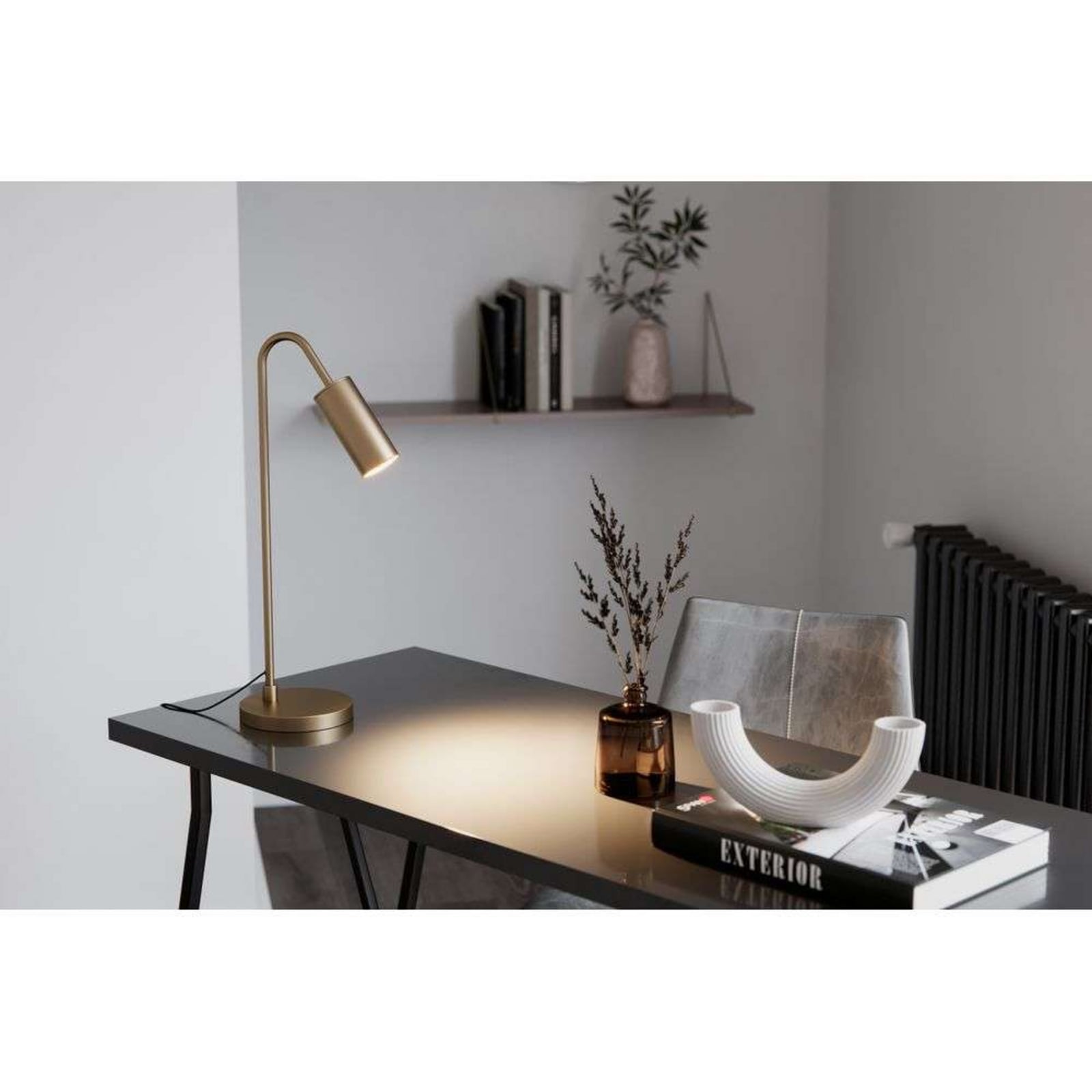 Lampa stołowa Curve marki By Rydéns, matowe złoto, metal, GU10