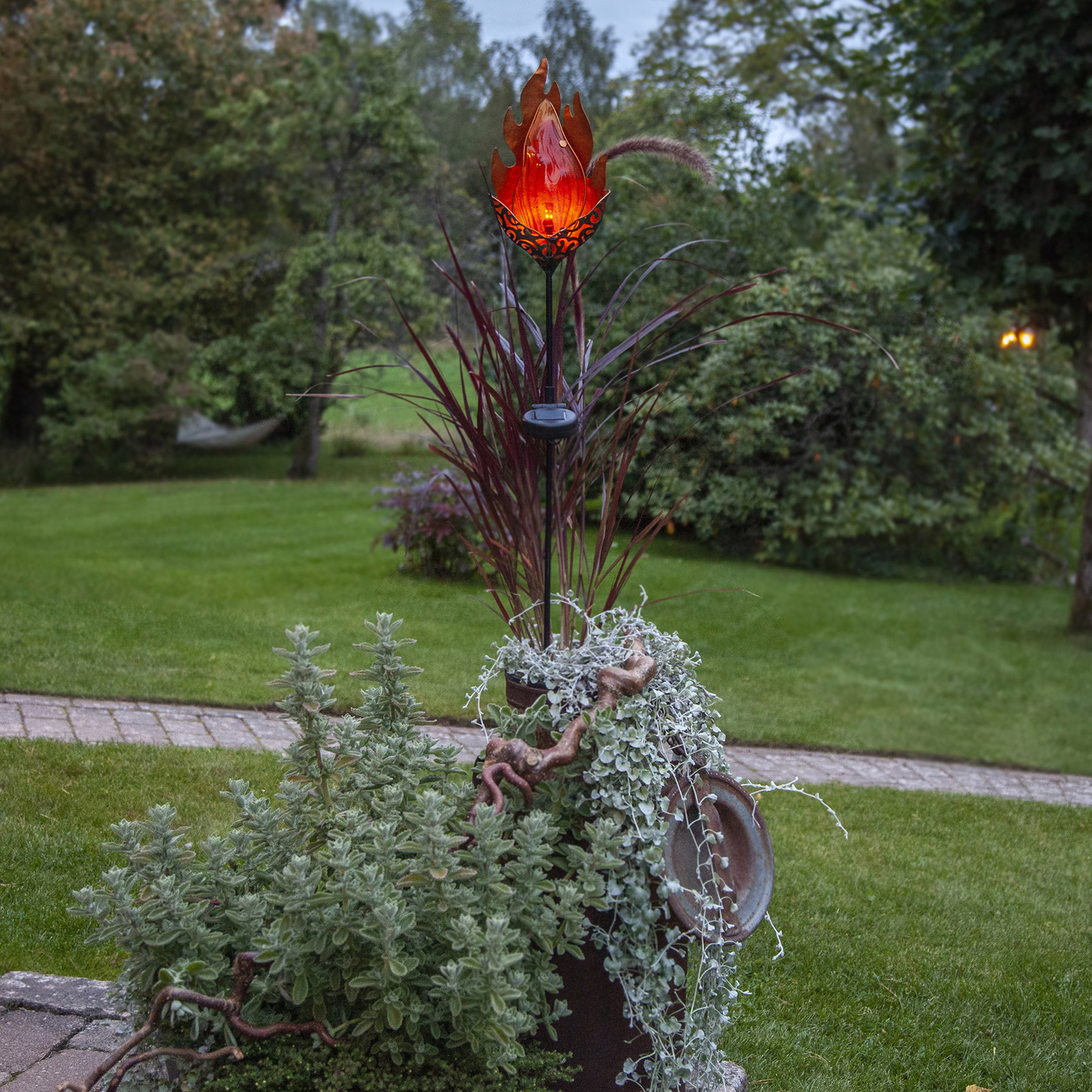 LED-solcellelampe Melilla Flame i flammeform