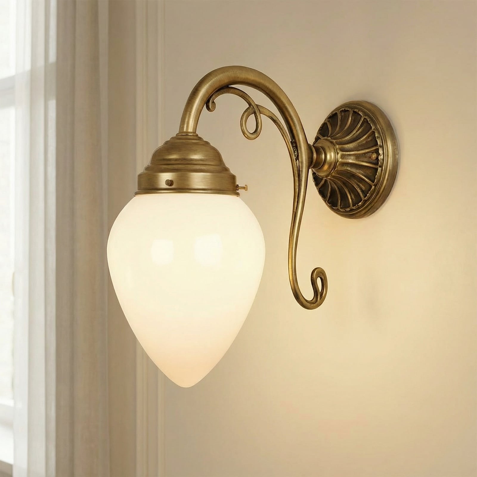 Elegant vegglampe Paris av messing