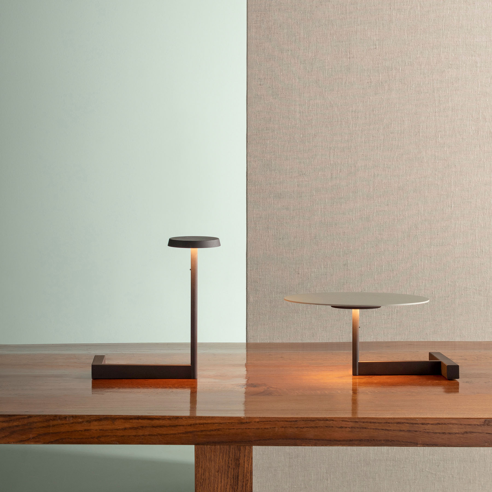 Vibia Flat LED-Tischleuchte mit Ablage, dimmbar