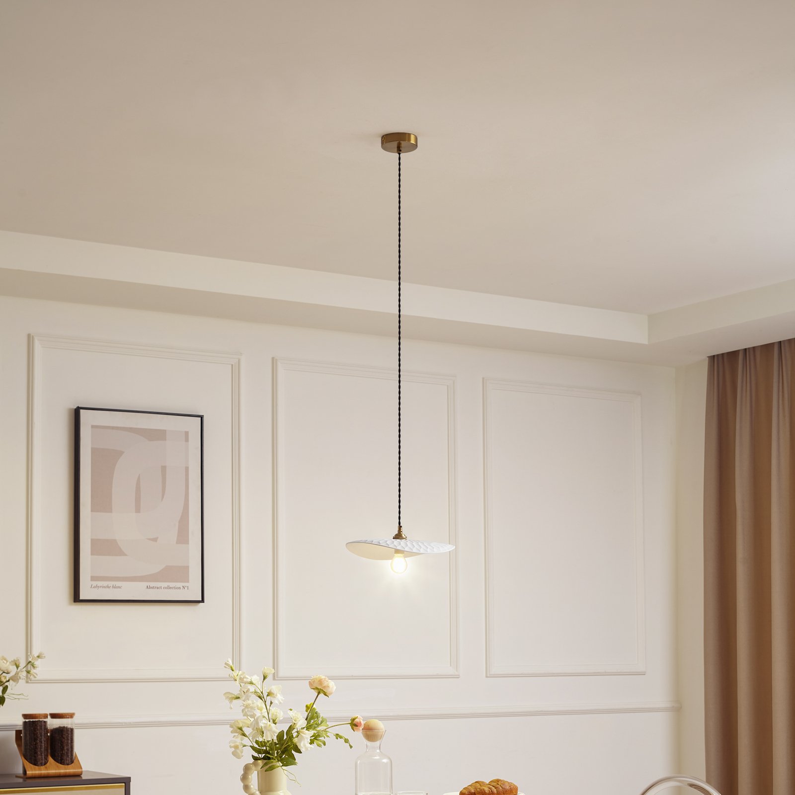 Candeeiro suspenso Lindby Annira, Ø 29 cm, cerâmica, branco/latão