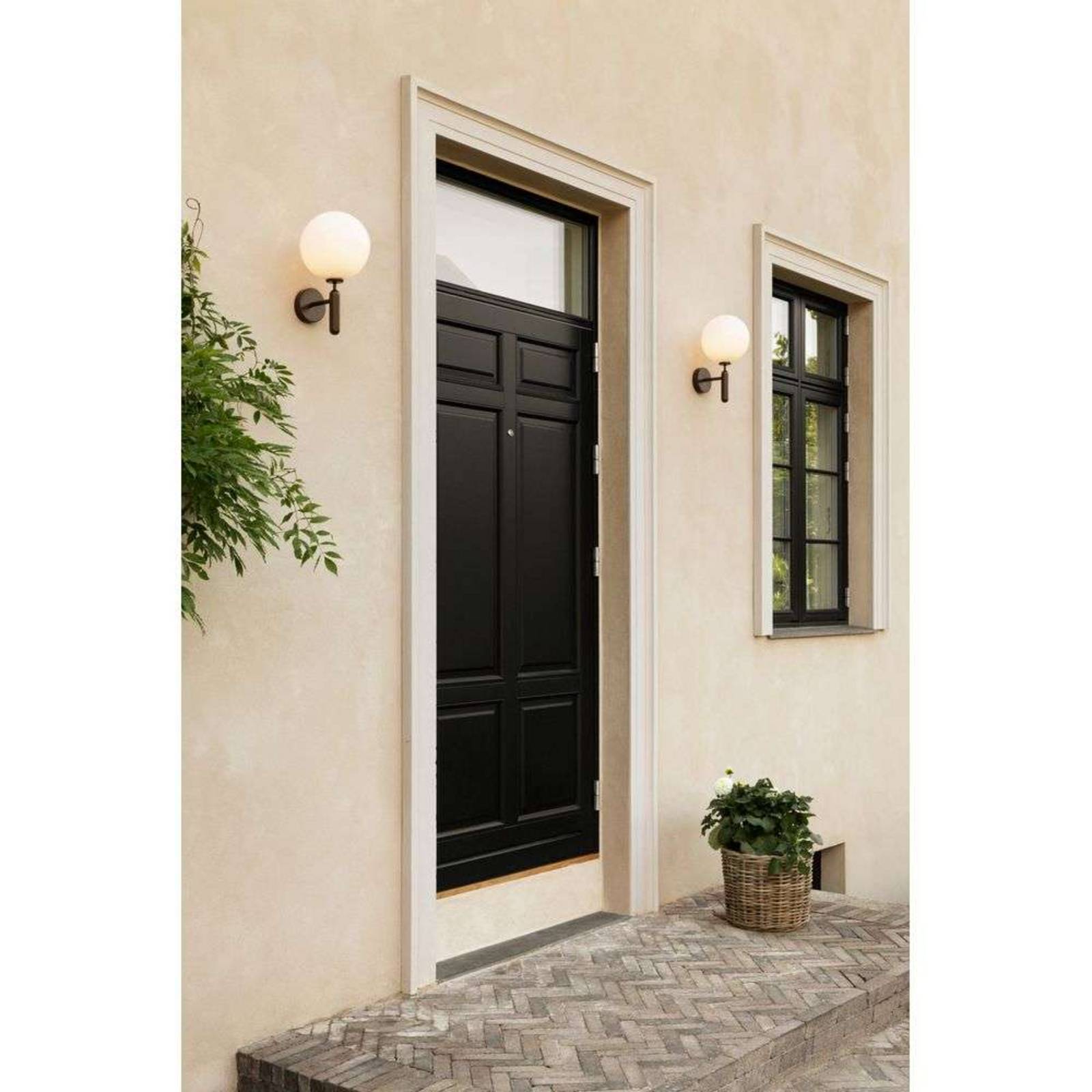 Nuura Außen-Wandlampe Miira, Ø 20 cm, bronze dunkel/opal günstig online kaufen
