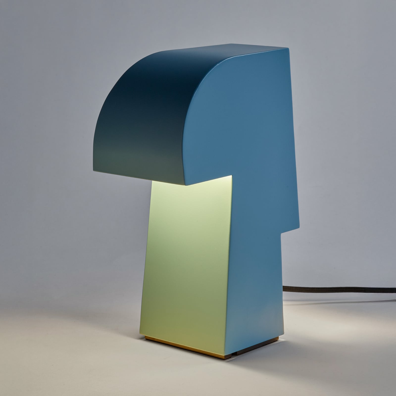 LIGHT BLUE NIZOU bordlampe, lyseblå, stål, højde 27 cm, E27 – Serax LIGHT BLUE NIZOU bordlampe, lyseblå, stål, højde 27 cm, E27 – Serax