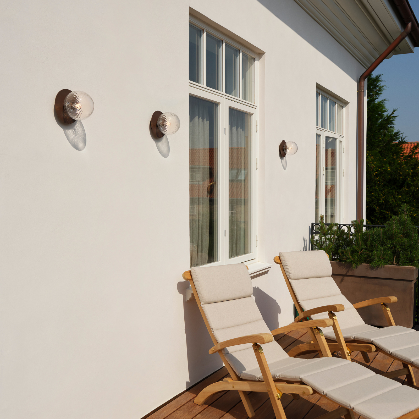 Nuura āra sienas lampa Liila, Ø 16 cm, bronza/caurspīdīga