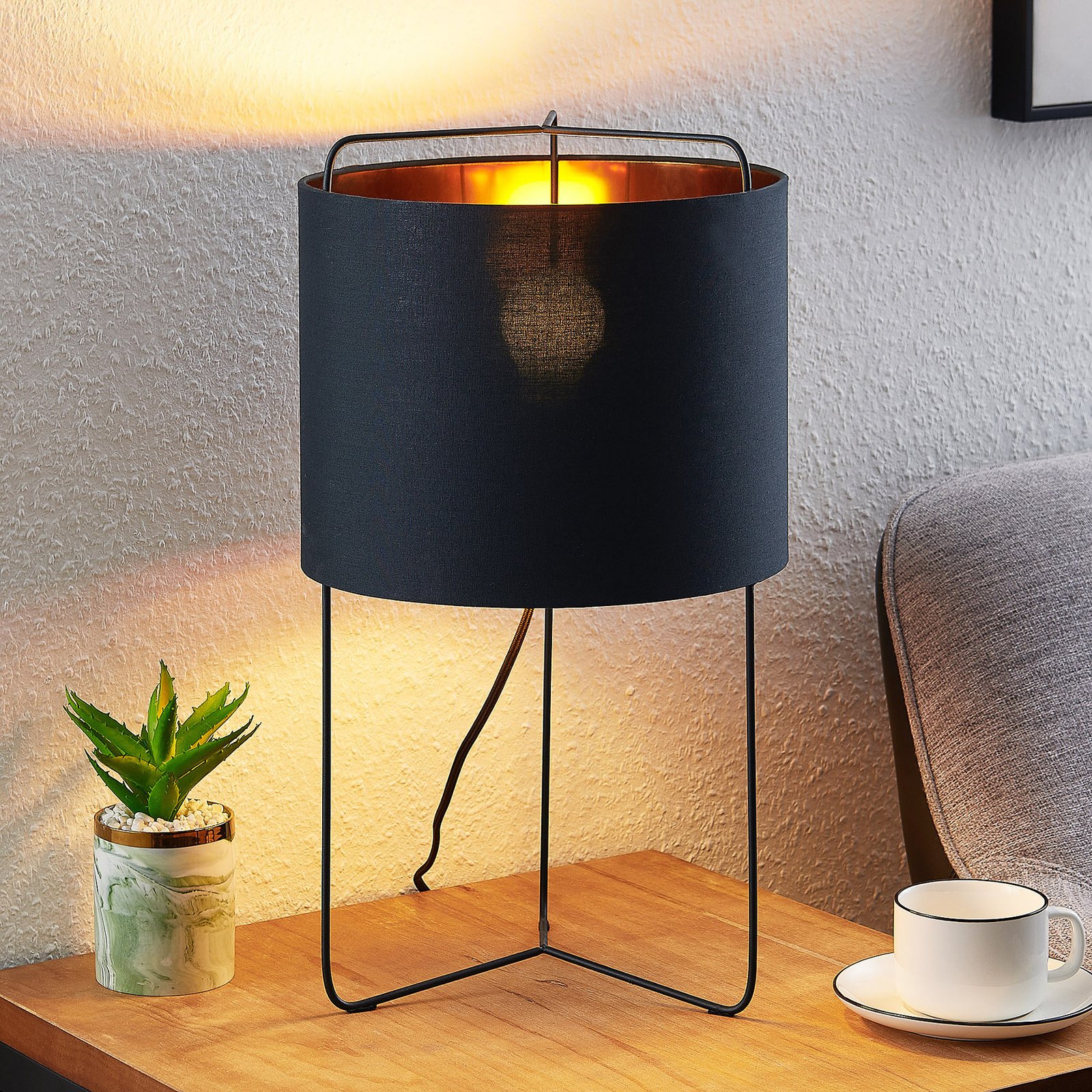 Lindby Kesta asztali lámpa, fekete-arany, 50 cm