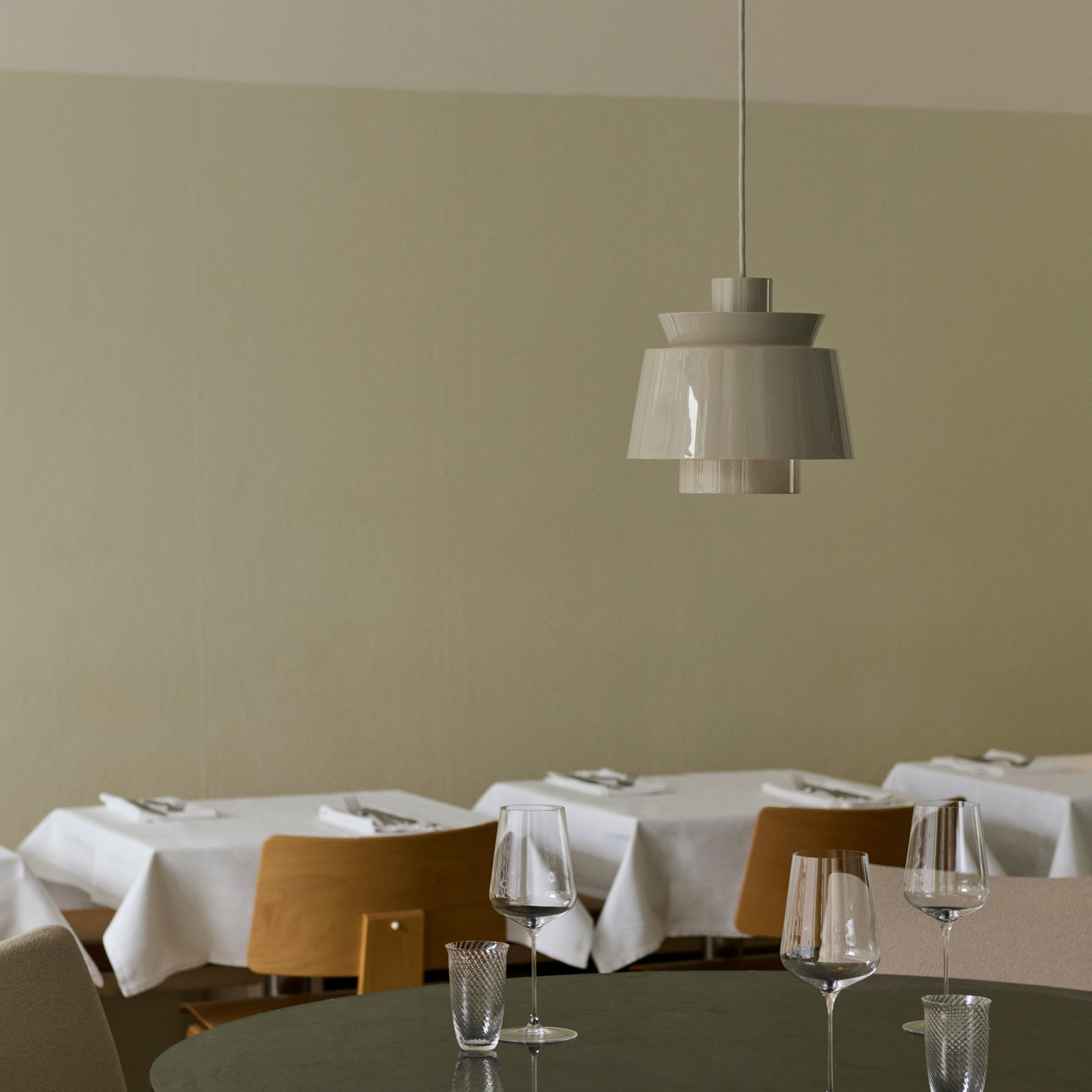 Suspension Utzon JU1, Ø 22 cm, gris-beige - &TRADITION Suspension Utzon JU1, Ø 22 cm, gris-beige - &TRADITION