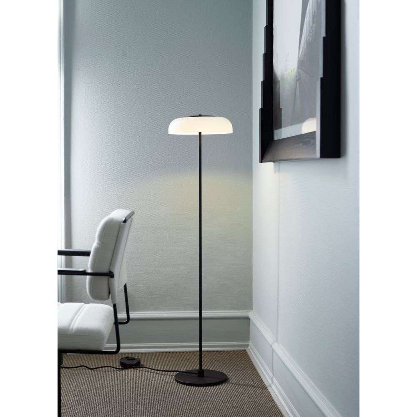 Lampadaire LED Nuura Blossi, hauteur 120 cm, noir/opale