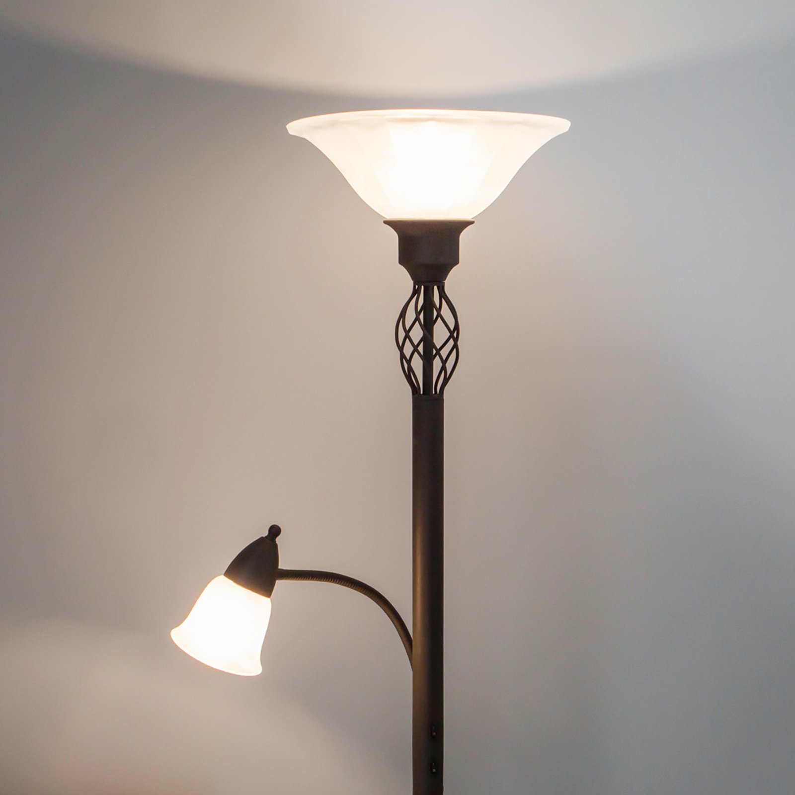 Lampa oświetlająca sufit Dunja z lampką